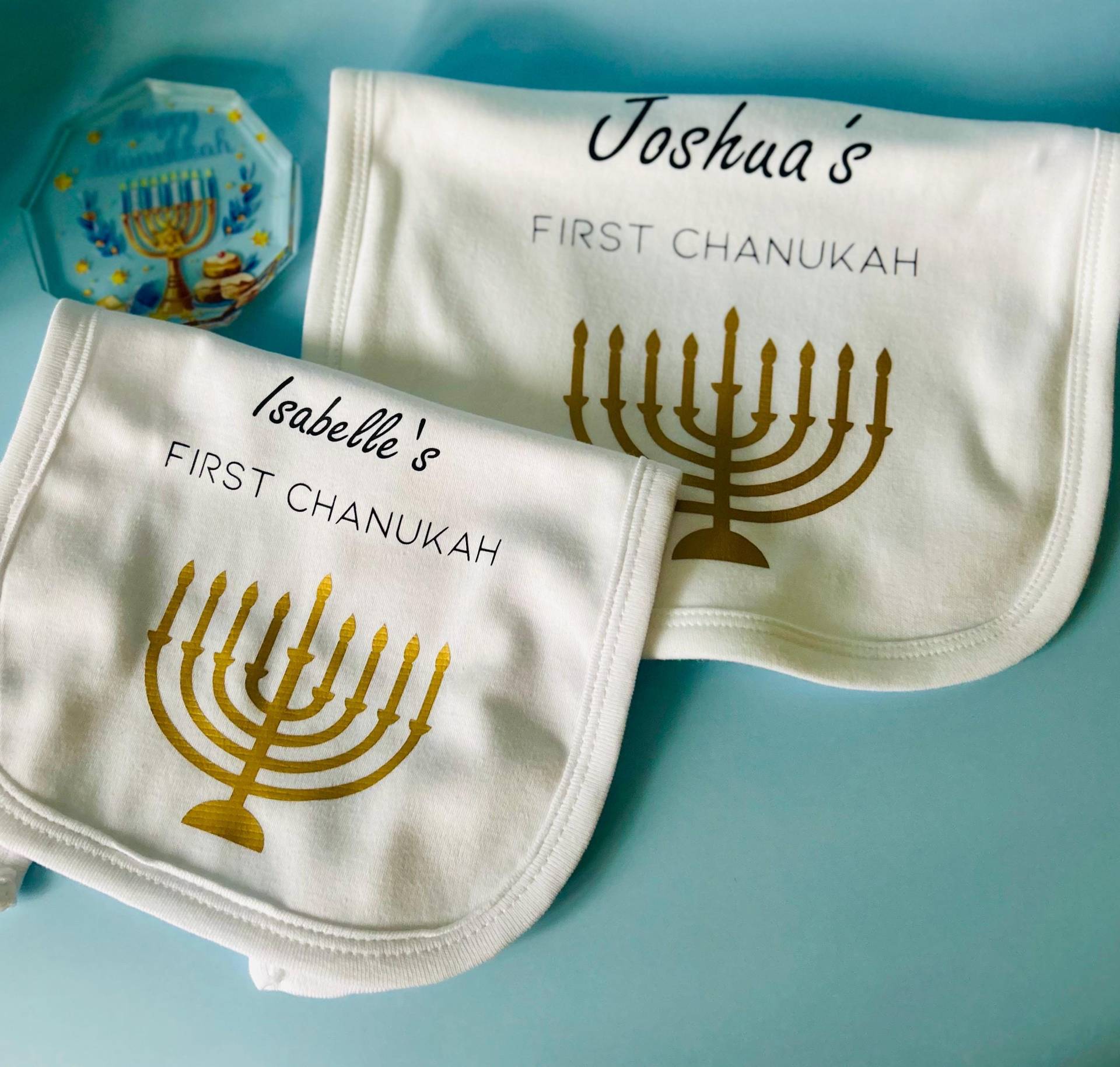 Personalisierte Chanukka Baby Lätzchen|Erstes Lätzchen|Unisex Menorah Lätzchen|Chanukka Gold Lätzchen| Geschenke von Etsy - OhWoodenitbelovely