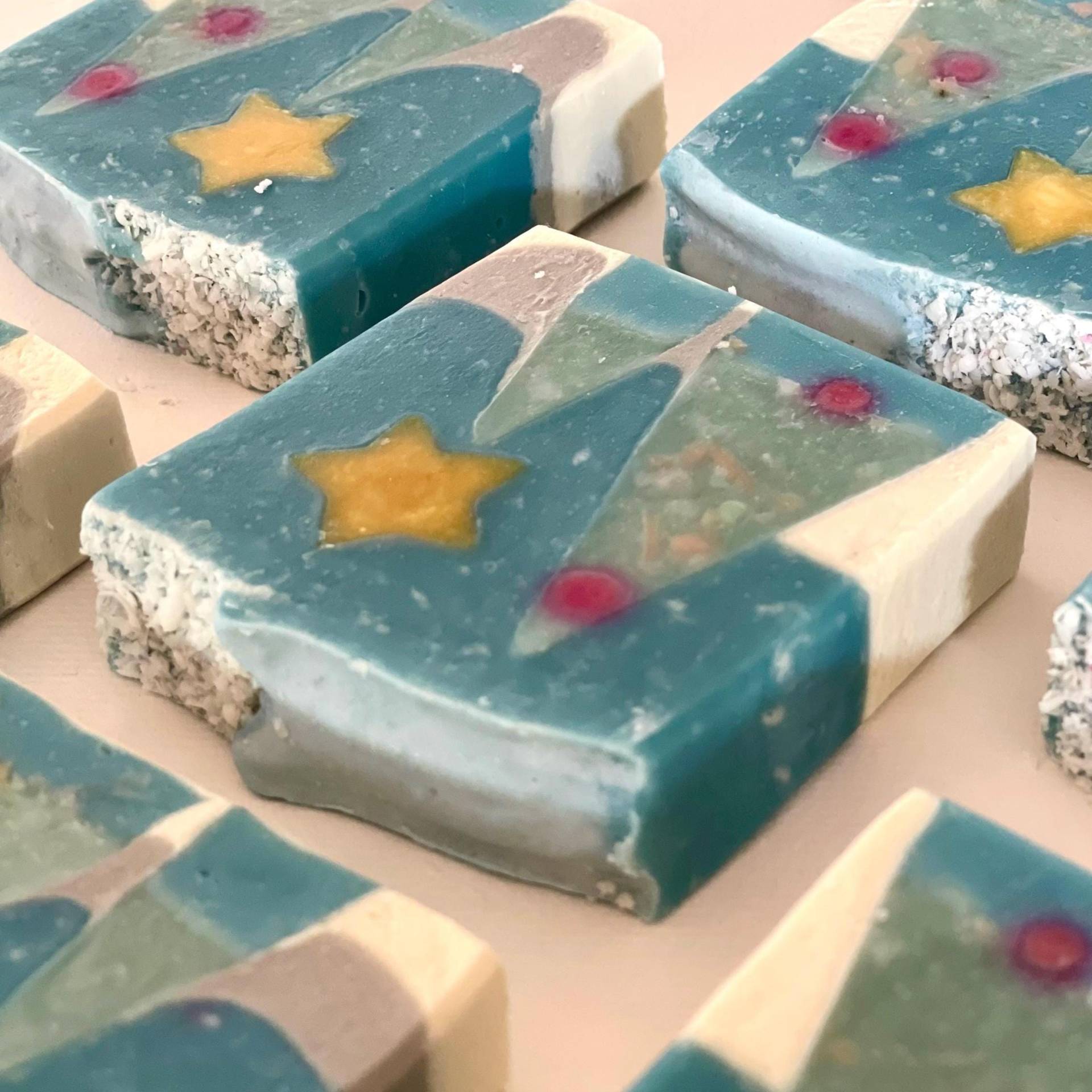 Merry Christmas Naturseife Geschenk Handgemacht Vegan Beauty Wellness Soap Bar Weihnachtsgeschenk Für Sie Und Ihn von Etsy - OldPharmacySabina