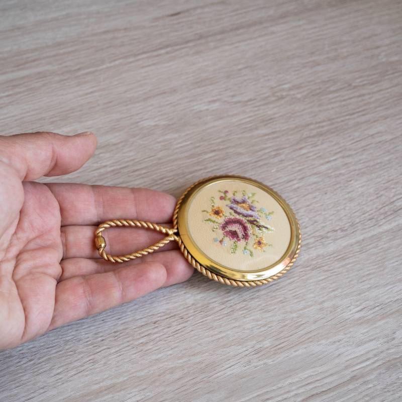 Eleganter Vintage Messing Handspiegel Mit Mikrostickerei - Petit Point Waschtischdekor von Etsy - OldtimerBeauties