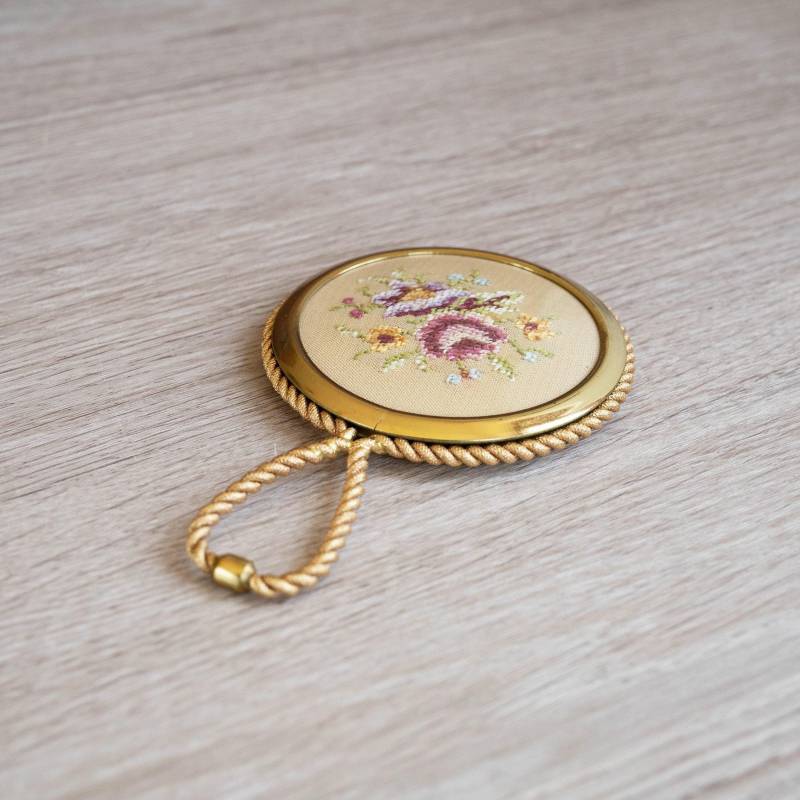 Gold Messing Taschenspiegel - Vintage Kleiner Handspiegel Retro Blumen Mit Mikrostickerei Petit Point Geburtstagsgeschenk von Etsy - OldtimerBeauties