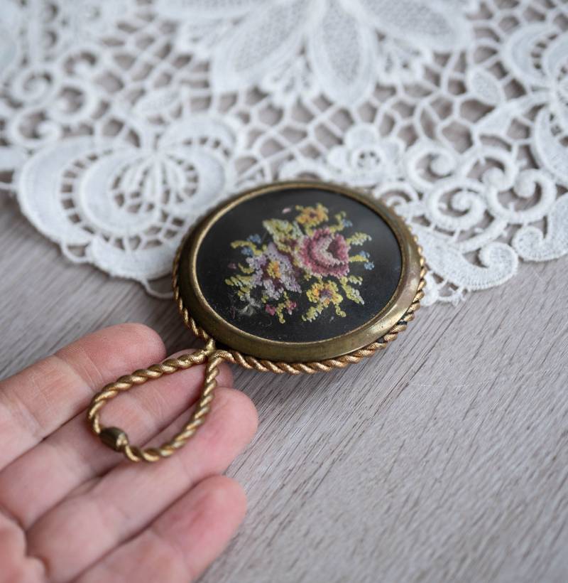 Kokette Raumdeko Petit Point Taschenspiegel Vintage Kleine Handspiegel Bestickt von Etsy - OldtimerBeauties