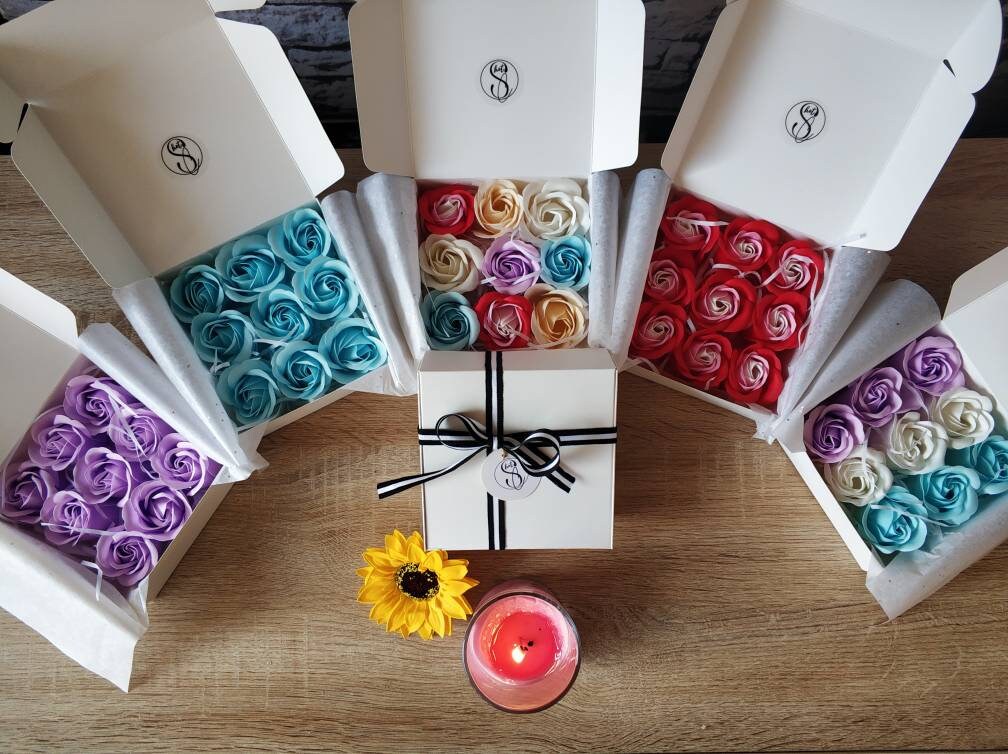 Handgemachte Midi Blumen Rosen Seife, Rosenblütenblätter, Bade-Spa-Geschenk, Badeblätter, Geschenkbox von Etsy - OneShotCleanse