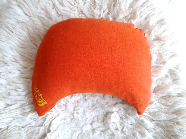 Yogakissen, Orange, Bio Dinkelspelz, Halbmond von Etsy - OnniPalermo