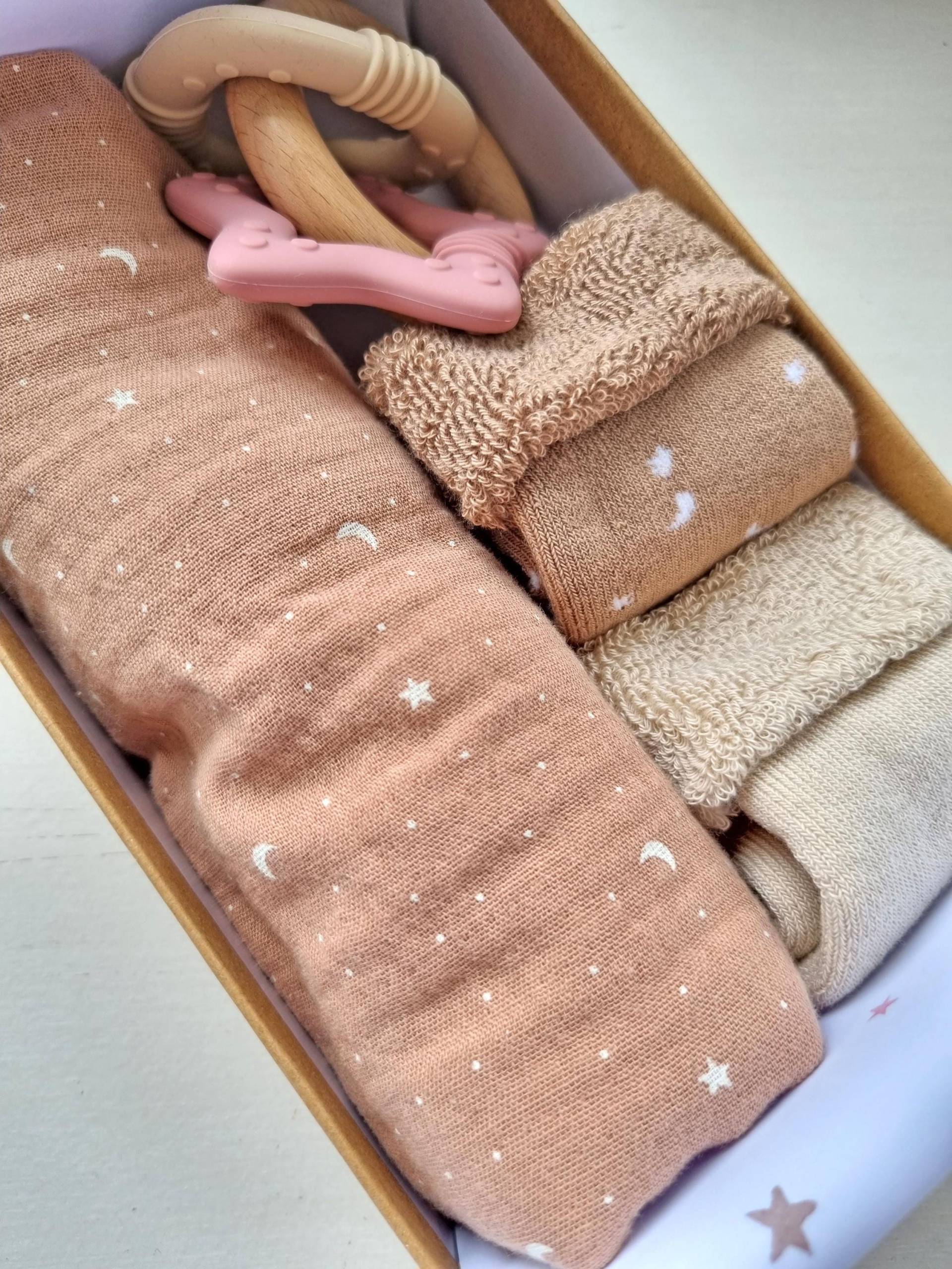 Baby's Boxed Geschenkset - Kuratierte Artikel, Superweiche Socken, Baby Beißring Und Großes Stern Mond Musselin Quadrat von Etsy - OpheliaDesignsGifts