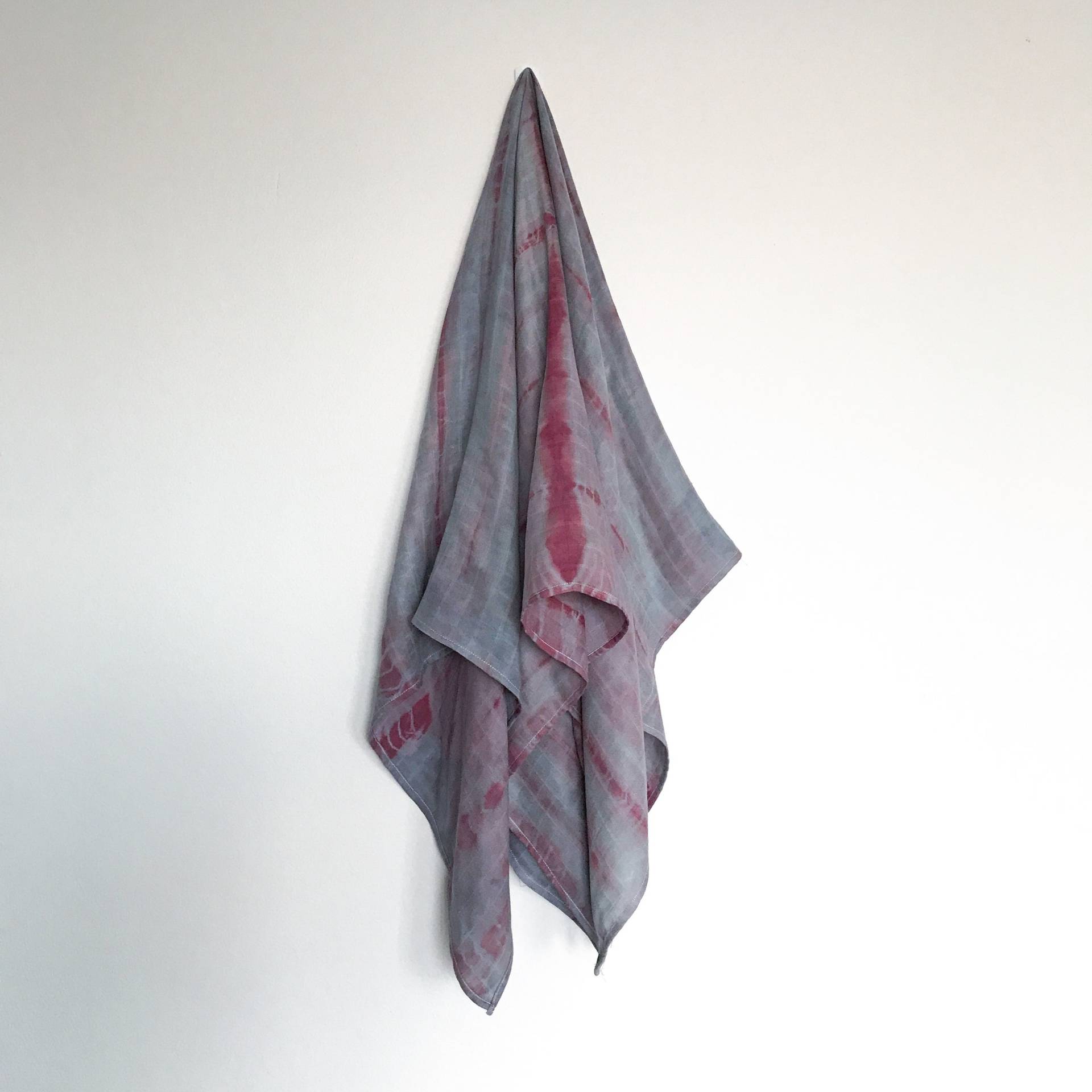 Grau Rot Shibori Bambus Musselin Baby Pucktuch Aus Bio-Baumwolle Grau Rot Shibori Bambus Musselin Baby Pucktuch Aus Bio-Baumwolle von Etsy - OrhaOrganics