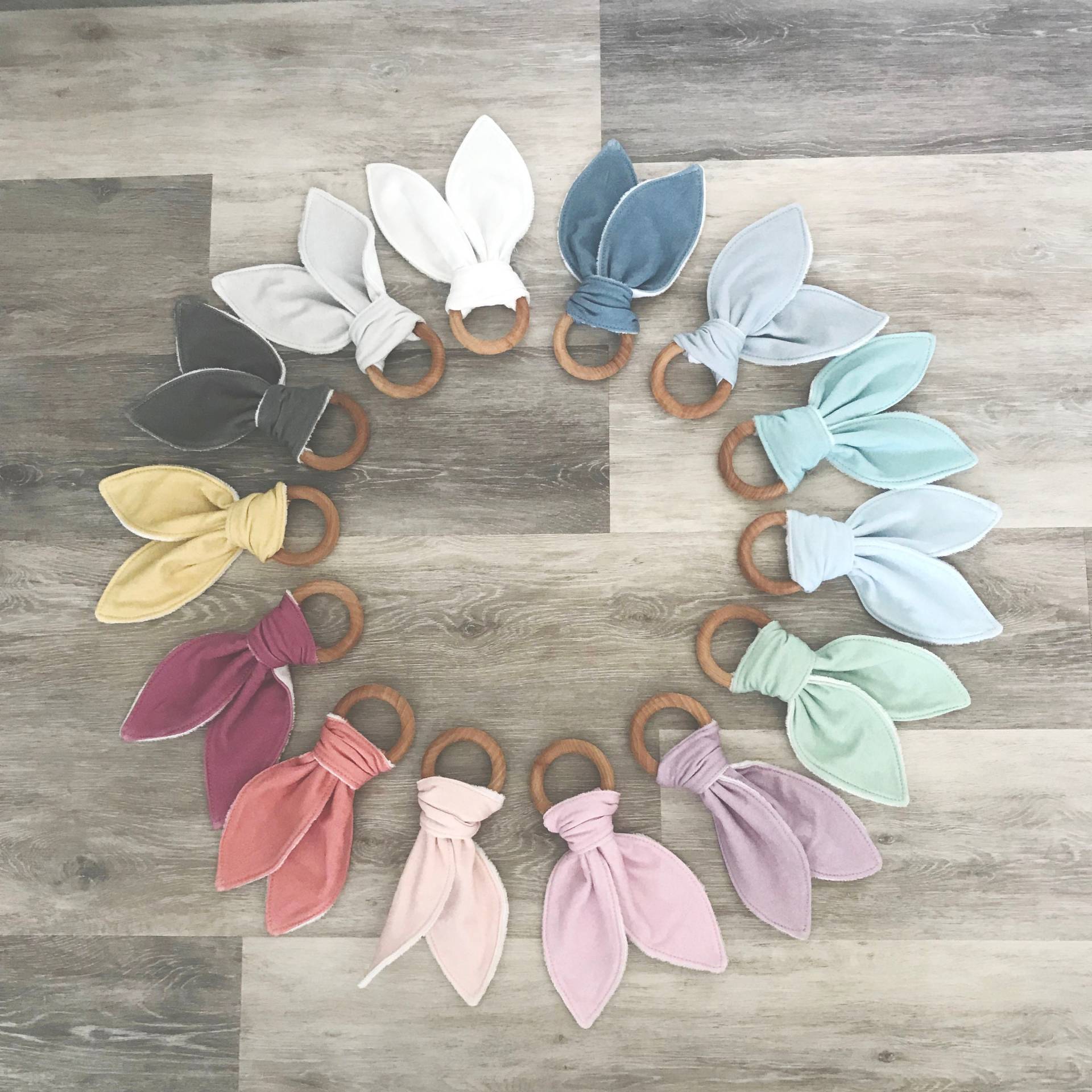 Beißring Hasenohren Holzring Unikat Unifarben Handarbeit Beißring Hasenohren Holzring Unikat Unifarben Handarbeit von Etsy - PETUNIAS