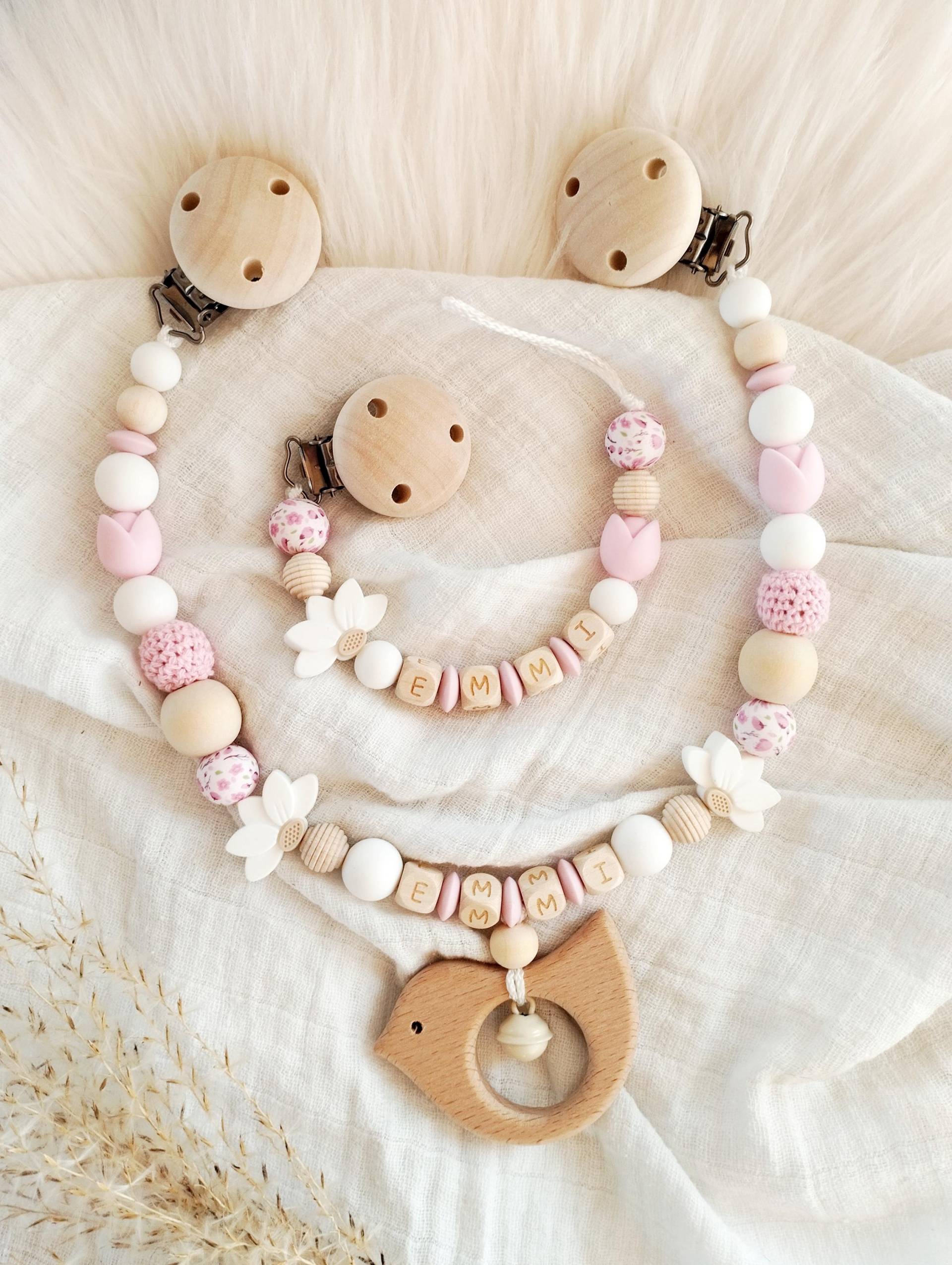 Schnullerkette Kinderwagenkette Set Mädchen Mit Blumen Rosa Und Weiß Personalisiert Für Name, Geschenk Zur Geburt Taufe Schnullerkette Kinderwagenkette Set Mädchen Mit Blumen Rosa Und Weiß Personalisiert Für Name, Geschenk Zur Geburt Taufe von Etsy - PURZELKINDshop