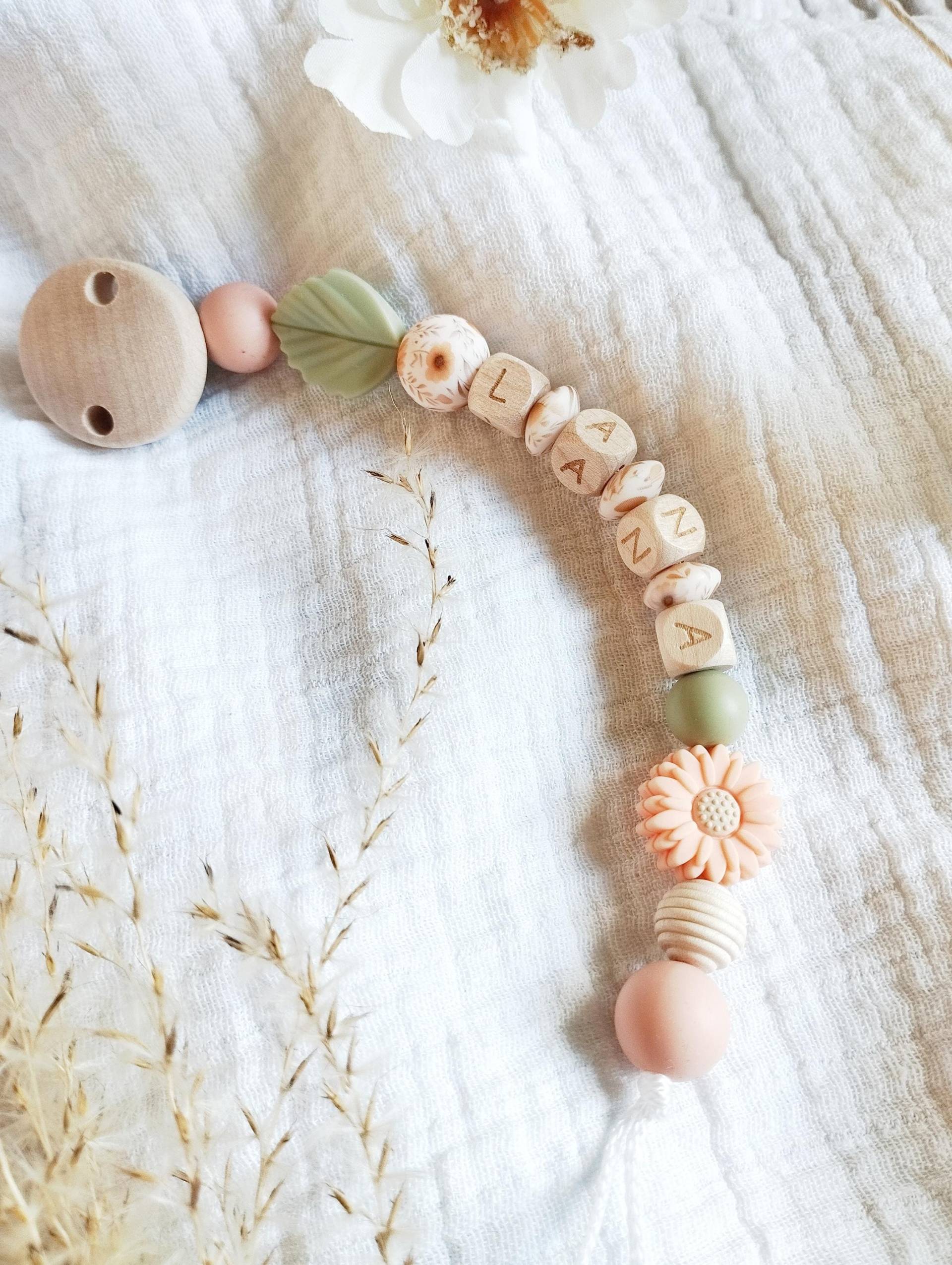 Schnullerkette Mit Name Blatt Und Blume Apricot Grün Personalisiert Für Mädchen, Geschenk Zur Geburt Taufe Oder Babyparty Mädchen Schnullerkette Mit Name Blatt Und Blume Apricot Grün Personalisiert Für Mädchen, Geschenk Zur Geburt Taufe Oder Babyparty Mädchen von Etsy - PURZELKINDshop