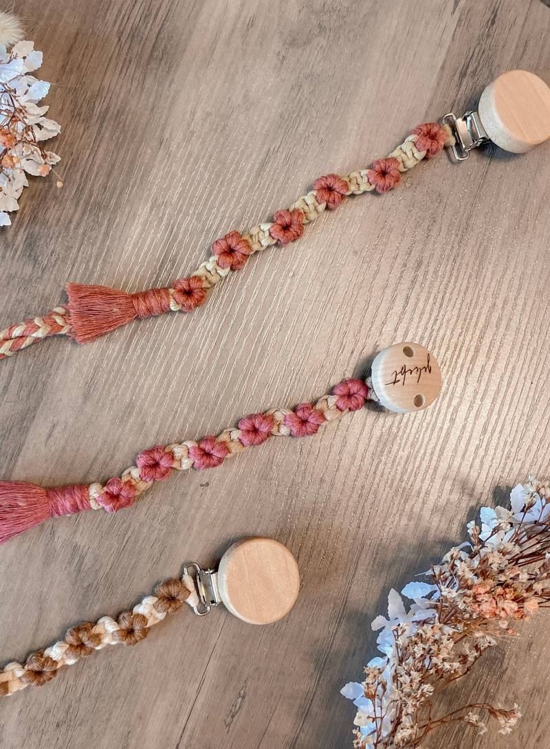 Makramee Schnullerkette „Fleur" von Etsy - PassionForKnots