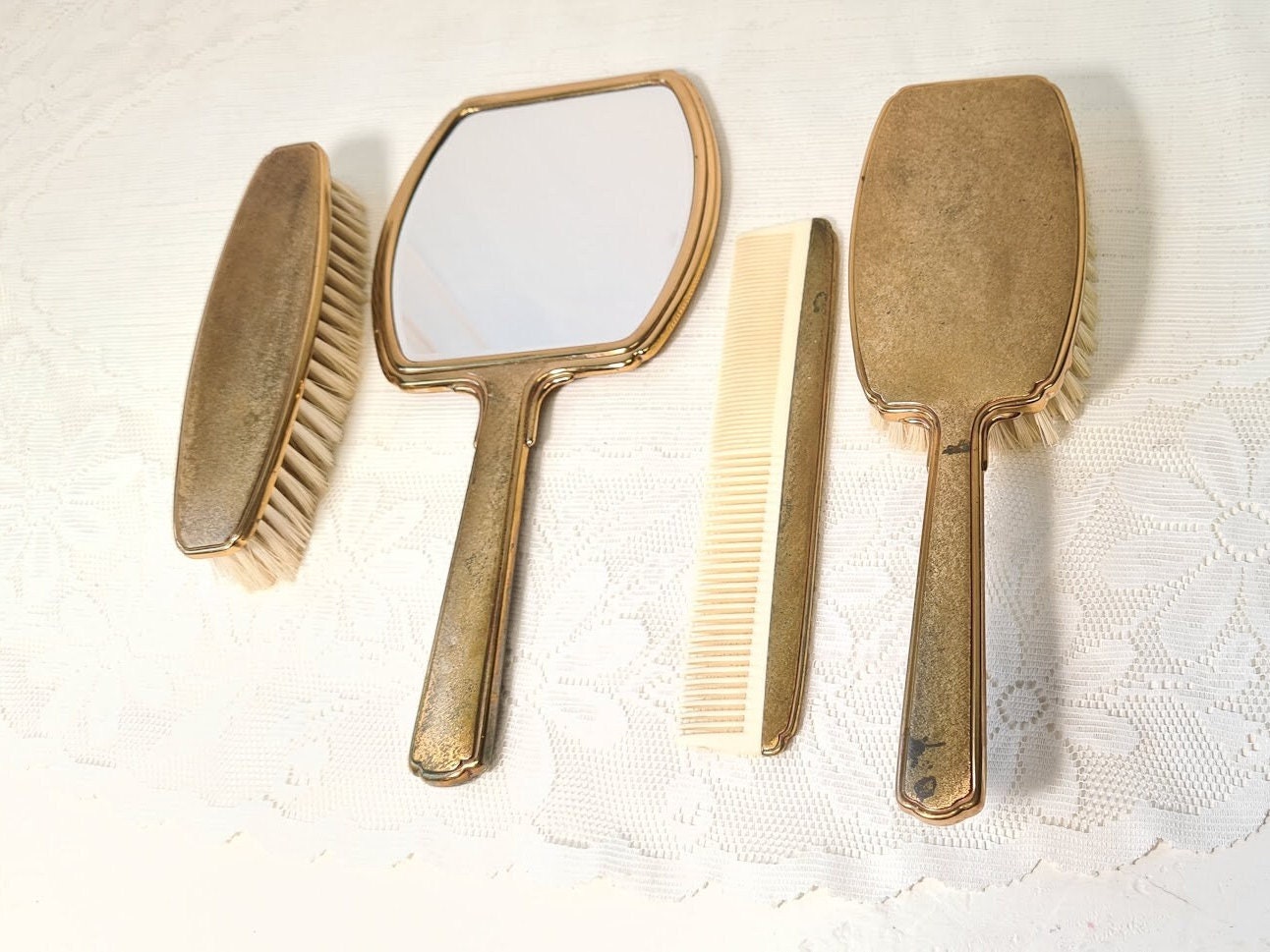 Vintage Frisierset 4Teilig Messing Handspiegel Haarbürste Kamm Kleiderbürste Schminktisch Set von Etsy - PassionaShop