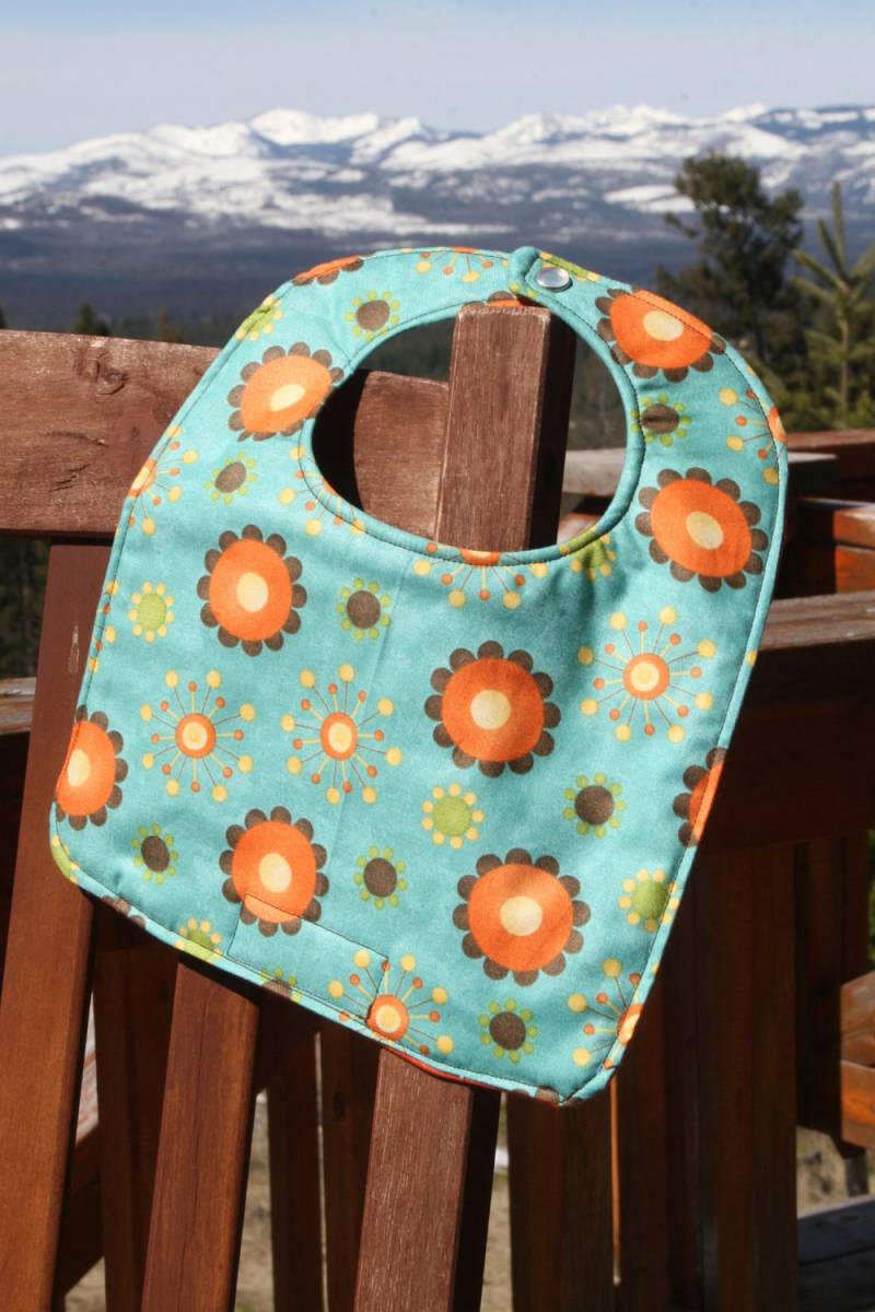 Newborn/Infant Bib Orange Blumen Auf Petrol, Personalisierung Verfügbar von Etsy - PathfinderGifts