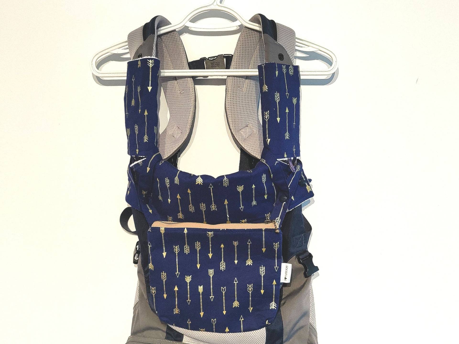 Sofort Lieferbar - Navy Arrows -Reversible Babytrage Aufbewahrungshülle, Sabberkissen, Lätzchen Für Ergo, Beco, Tula, Lillebaby Sofort Lieferbar - Navy Arrows -Reversible Babytrage Aufbewahrungshülle, Sabberkissen, Lätzchen Für Ergo, Beco, Tula, Lillebaby von Etsy - PeacefulChildren