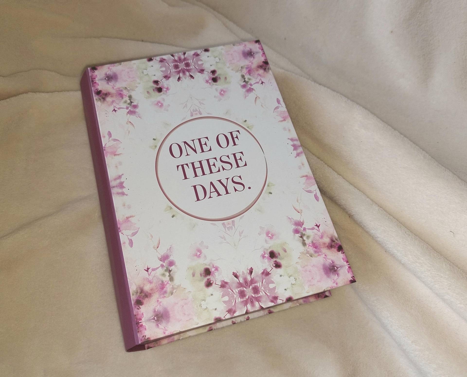 Geschenkbox Buch One Of These Days Wellnessbox Made With Love Geschenkbox Buch One Of These Days Wellnessbox Made With Love von Etsy - PearlysSchatzkammer