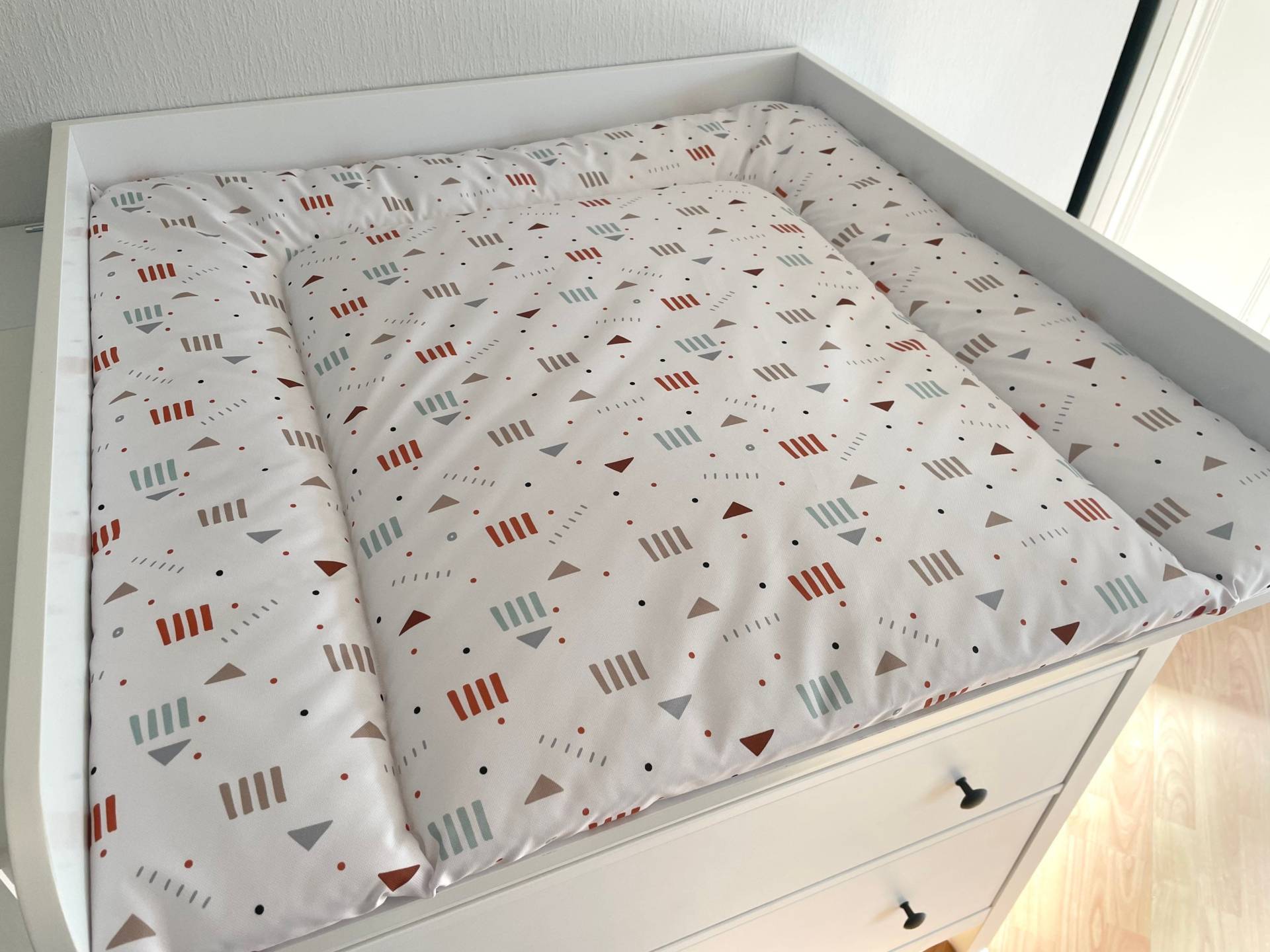 Geometrisch Weiß Wasserabweisende Wickelunterlage Geometrisch Weiß Wasserabweisende Wickelunterlage von Etsy - PetitBabu