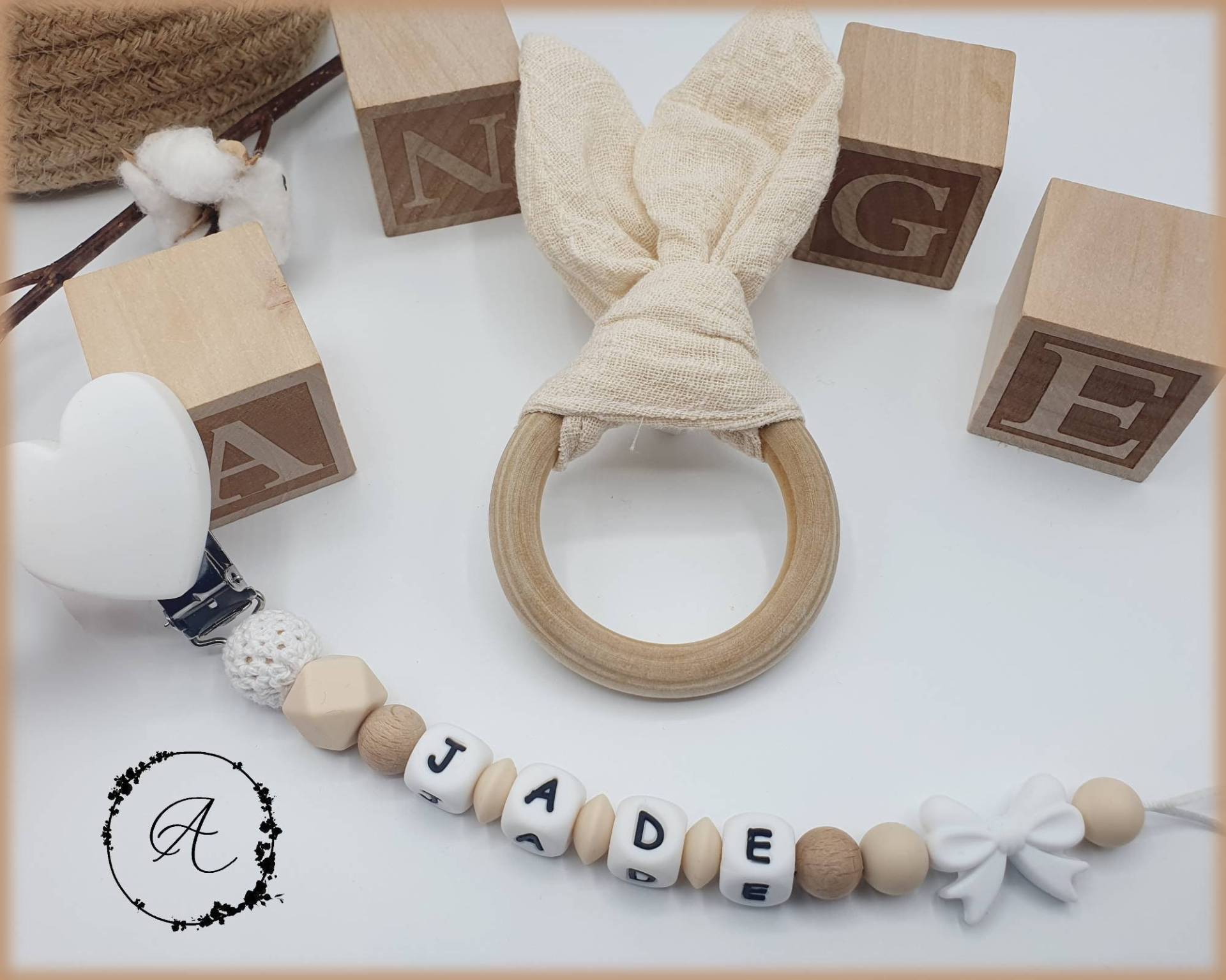 Personalisierter Schnullerclip/Vorname Baby-Geburtsspielzeug, Modell „Jadeweißer Hase" von Etsy - PetitsTresorsDeLily