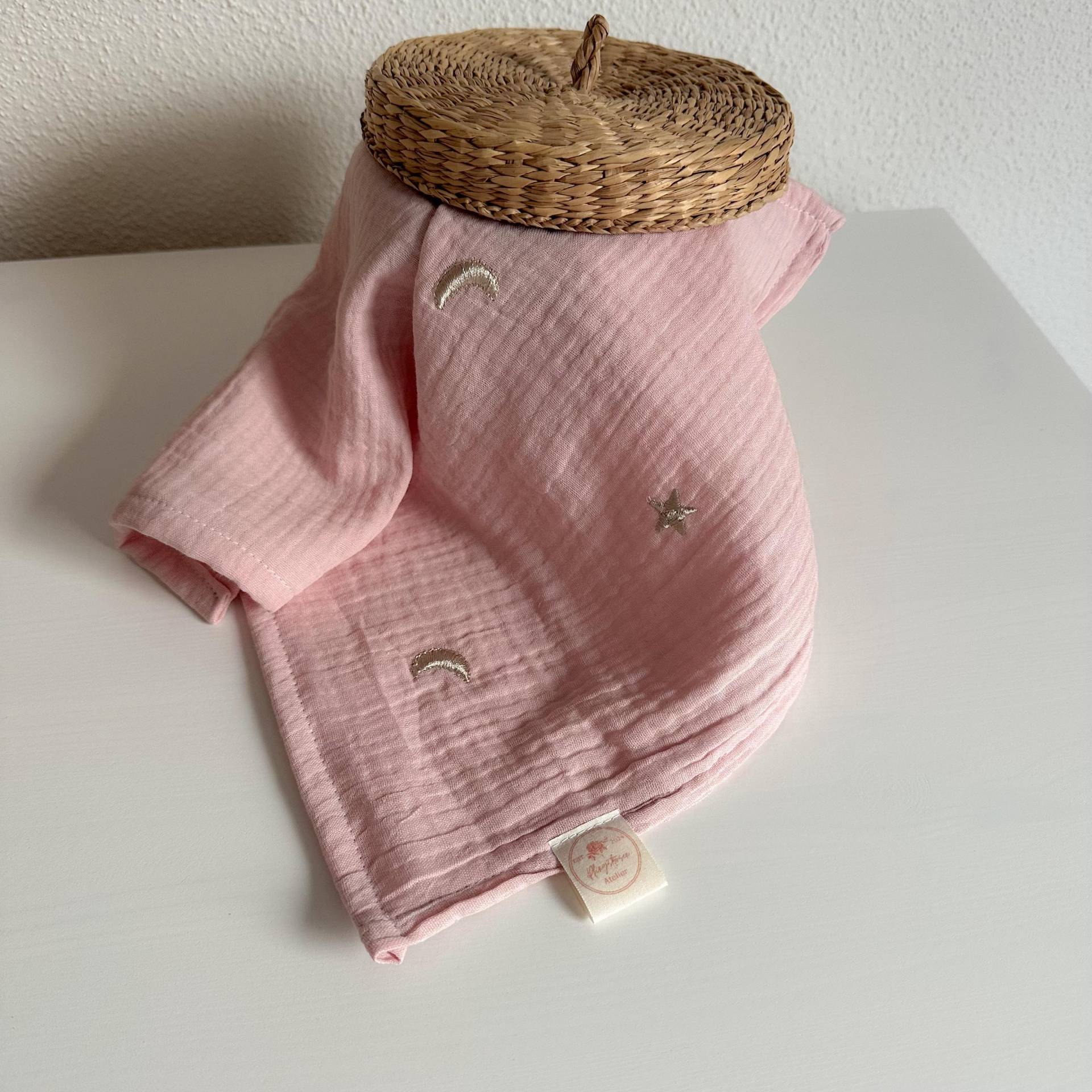 Spucktuch Aus Musselin Mit Stickerei | Mulltuch Einlagig Handmade Babygeschenk Rosa Mond Sterne Geschenk Zur Geburt von Etsy - Pfingstrosenatelier