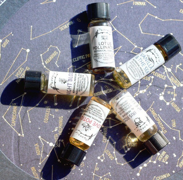 5Er Set Natürliche Parfüm Minis ~ Wählen Sie Ihre Düfte - Dekadente Duftkunst, Muster-Set, Bio, 100% Natürlich, Je 1Ml von Etsy - PhoenixBotanicals