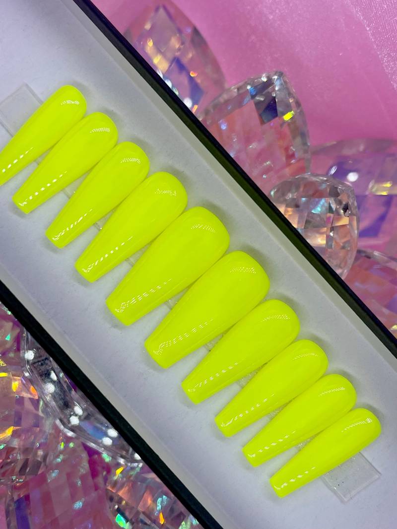 High Light | Neon Gelb Press On Nails von Etsy - PinkiePromisesCo