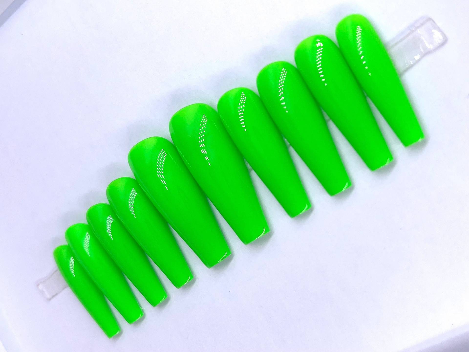 Sauer Apfel | Bright Green Press On Nails von Etsy - PinkiePromisesCo