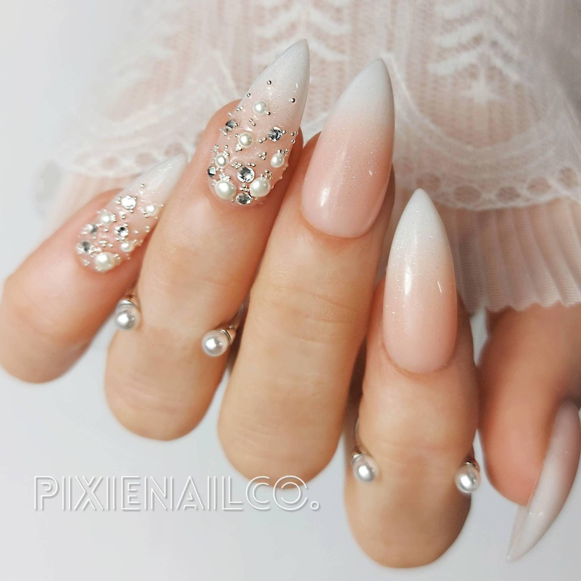 Kaskadierende Kristalle Und Perlen Auf Schimmernden French Fade Hard Gel Sculpted Press On Nails von Etsy - PixieNailCo