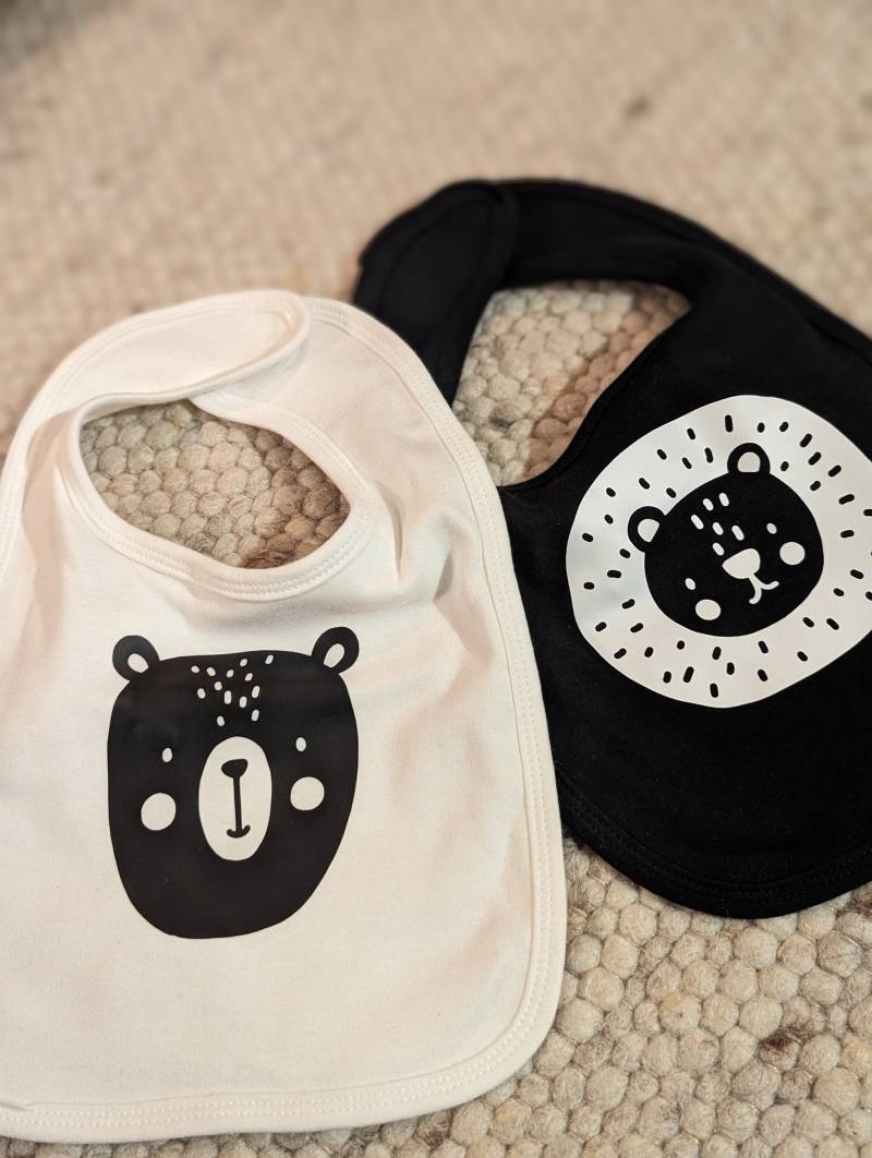 Personalisierbares Lätzchen Für Babys Und Kleinkinder Mit Bär Oder Löwe Aus 100% Bio-Baumwolle - Ein Perfektes Geschenk | Geburt/Weihnachten von Etsy - PlotterhimmelShop