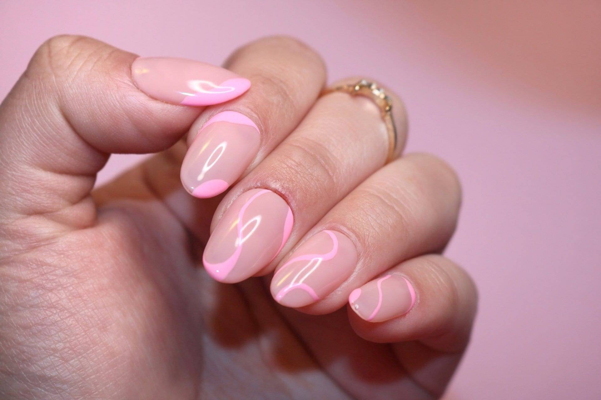 Gewelltes Baby | Rosa Gewellte Abstrakte Nägel Frühlingsnägel Pink Swirl Gel X von Etsy - PolishedbyTeresa