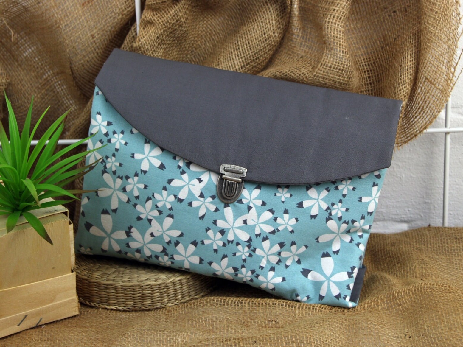 Windeltasche Blumen in Dusty Mint & Grau, Jungen Und Mädchen Mamas, Geschenk Für Werdende Eltern Zur Taufe von Etsy - PoppyMoonFish