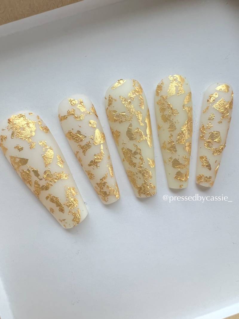 Matte Goldfolie Drücken Sie Auf Die Nägel von Etsy - PressedByCassiee