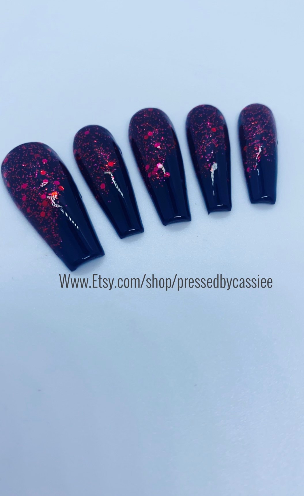 Schwarz Mit Rotem Glitzer Ombré Drücken Sie Auf Die Nägel von Etsy - PressedByCassiee