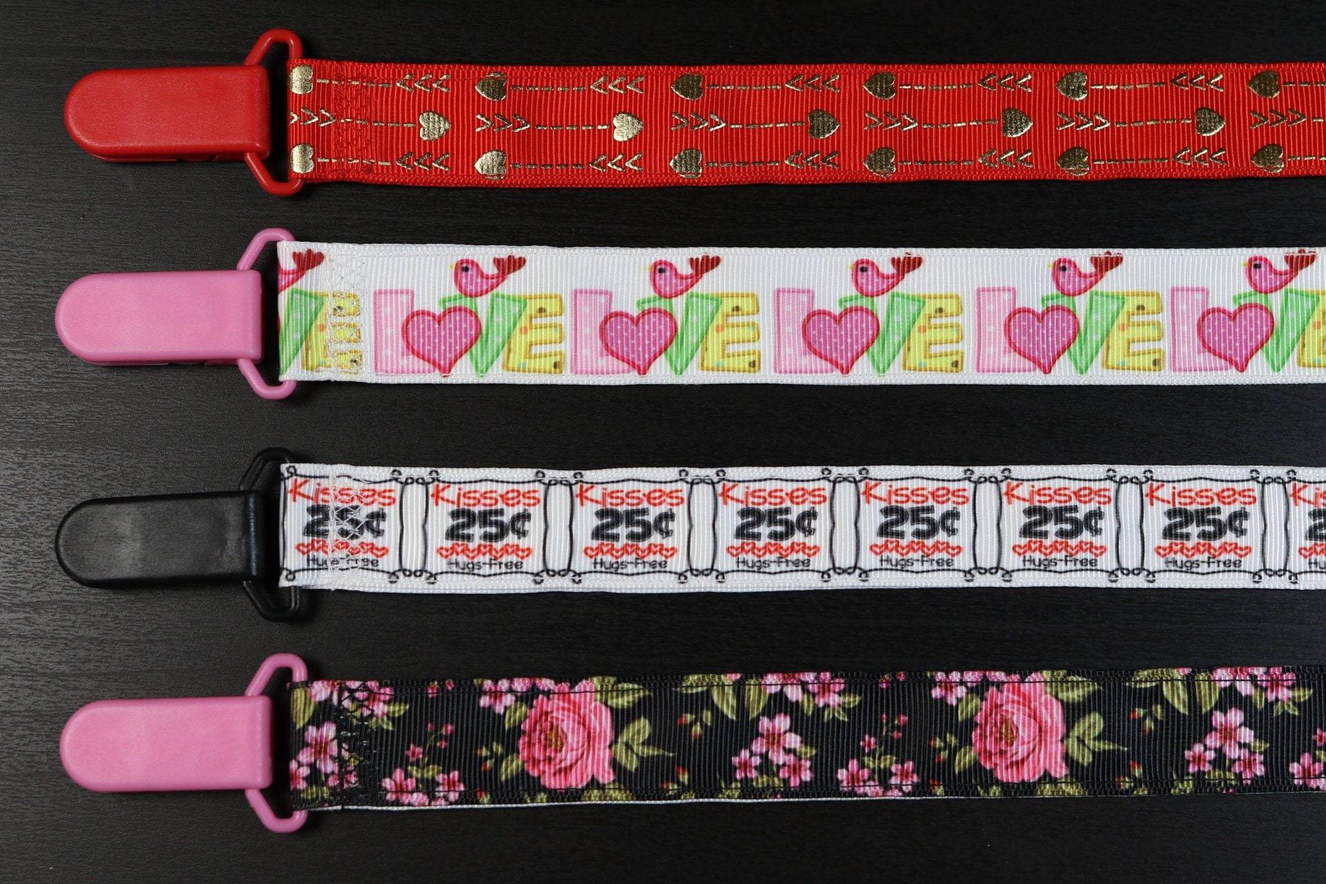 Schnullerband Schnullerkette Herzen & Rosen Floral, Herzchen, Pfeil Und Stern Schnullerband Schnullerkette Herzen & Rosen Floral, Herzchen, Pfeil Und Stern von Etsy - PrettyBittyBabyGoods