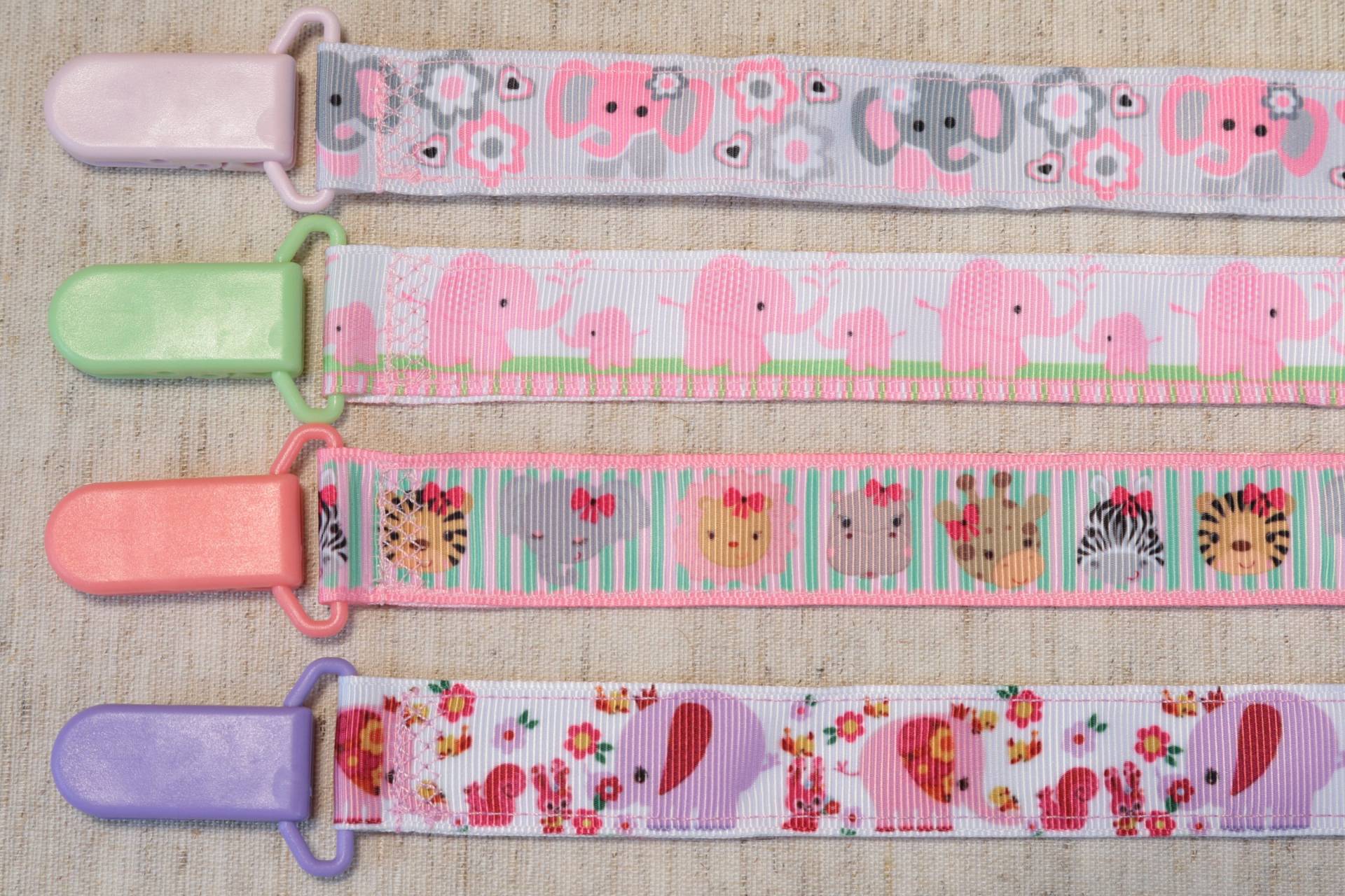 Schnullerkette Elefant Löwe Tiger Giraffe Affe Zoo Dschungeltiere | Mädchen Band Paci Halter, Baby-Dusche-Geschenk, Binky Soothie Mam Schnullerkette Elefant Löwe Tiger Giraffe Affe Zoo Dschungeltiere | Mädchen Band Paci Halter, Baby-Dusche-Geschenk, Binky Soothie Mam von Etsy - PrettyBittyBabyGoods