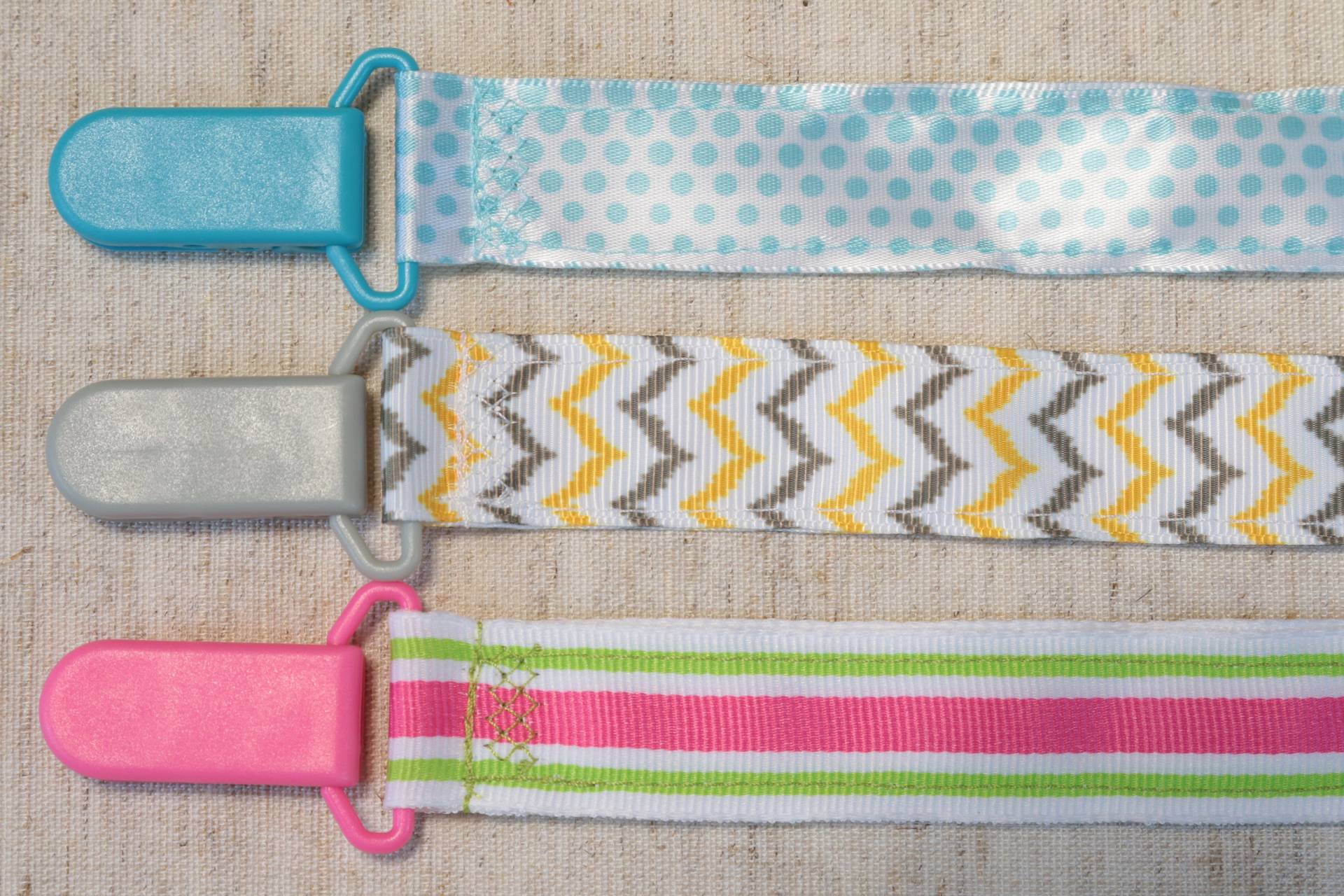 Schnullerkette Polka Dot - Chevron Streifen Muster | Mädchen Band Paci Halter Mam Nuk Nuby Schnuller Schnullerkette Polka Dot - Chevron Streifen Muster | Mädchen Band Paci Halter Mam Nuk Nuby Schnuller von Etsy - PrettyBittyBabyGoods