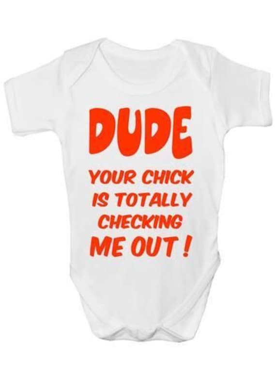 Dude Ihr Küken Check Me Out Baby Body Weste Kleidung Lustiges Geschenk Dude Ihr Küken Check Me Out Baby Body Weste Kleidung Lustiges Geschenk von Etsy - Print4ustore