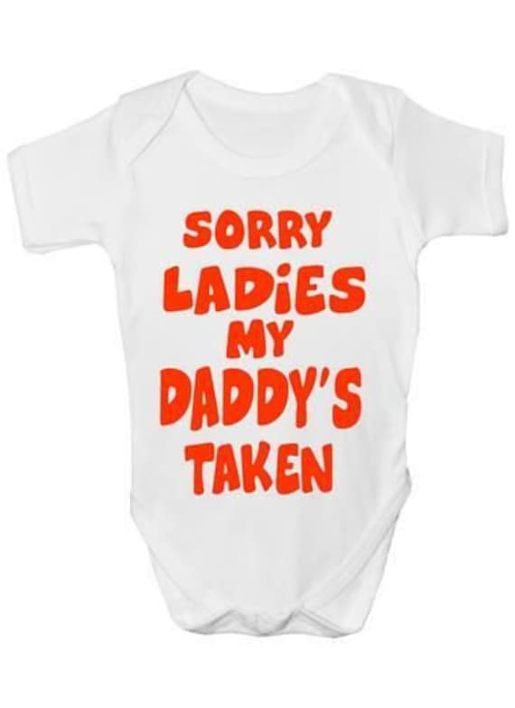 Sorry Ladies My Daddy Es Taken Onsie Strampler Weste Baby Kleidung Lustiges Geschenk Sorry Ladies My Daddy Es Taken Onsie Strampler Weste Baby Kleidung Lustiges Geschenk von Etsy - Print4ustore