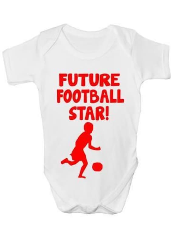 Zukünftige Fußball-star-Sport Lustige Baby Body Weste Geschenk Junge Mädchen Baby-Kleidung Zukünftige Fußball-star-Sport Lustige Baby Body Weste Geschenk Junge Mädchen Baby-Kleidung von Etsy - Print4ustore