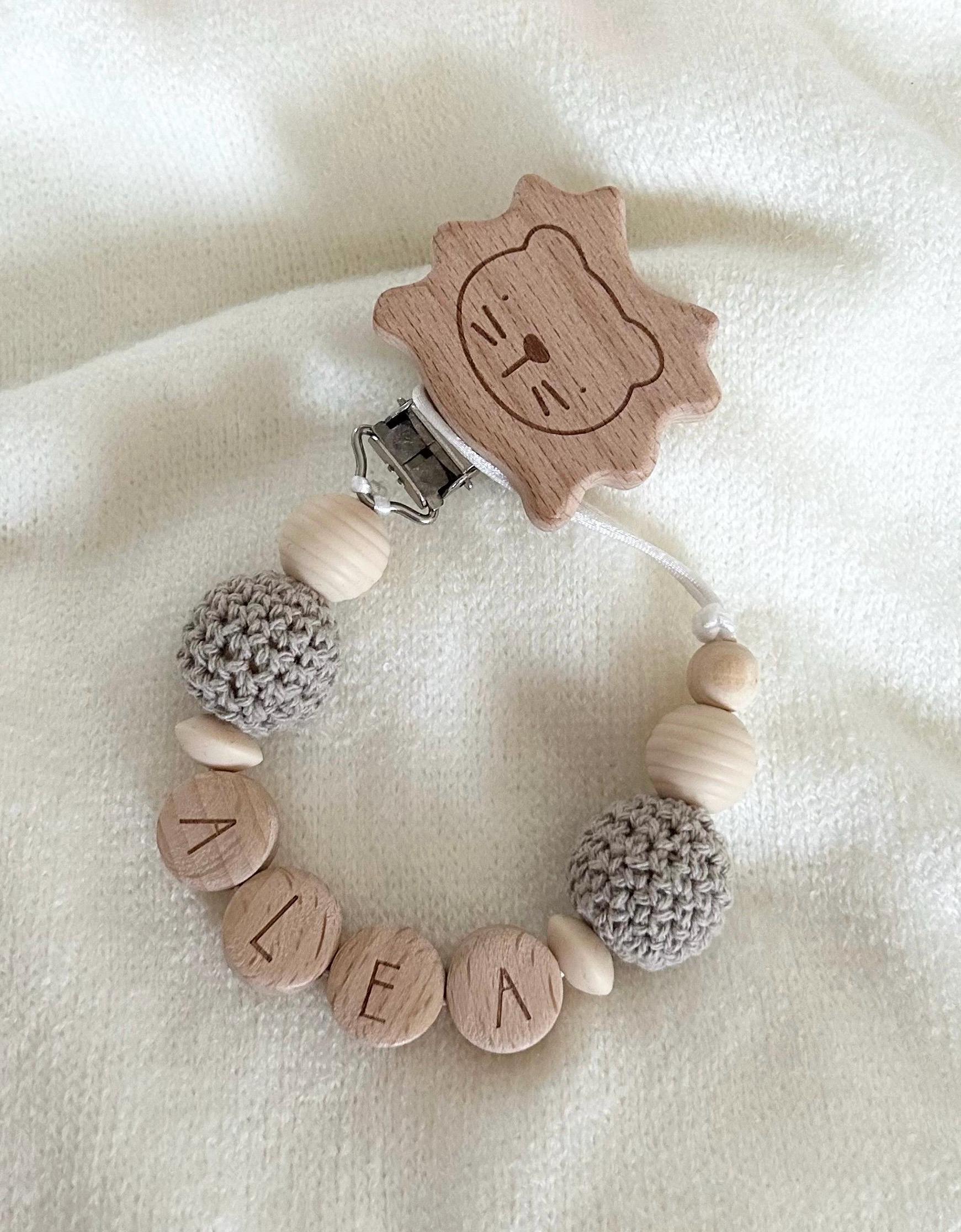 Personalisierte Schnullerkette in Beige Tönen Mit Holz Und Häkelperlen Für Jungen Mädchen/Clip Löwe Wunschnamen Geschenkidee Personalisierte Schnullerkette in Beige Tönen Mit Holz Und Häkelperlen Für Jungen Mädchen/Clip Löwe Wunschnamen Geschenkidee von Etsy - PureDesignBabyHerz