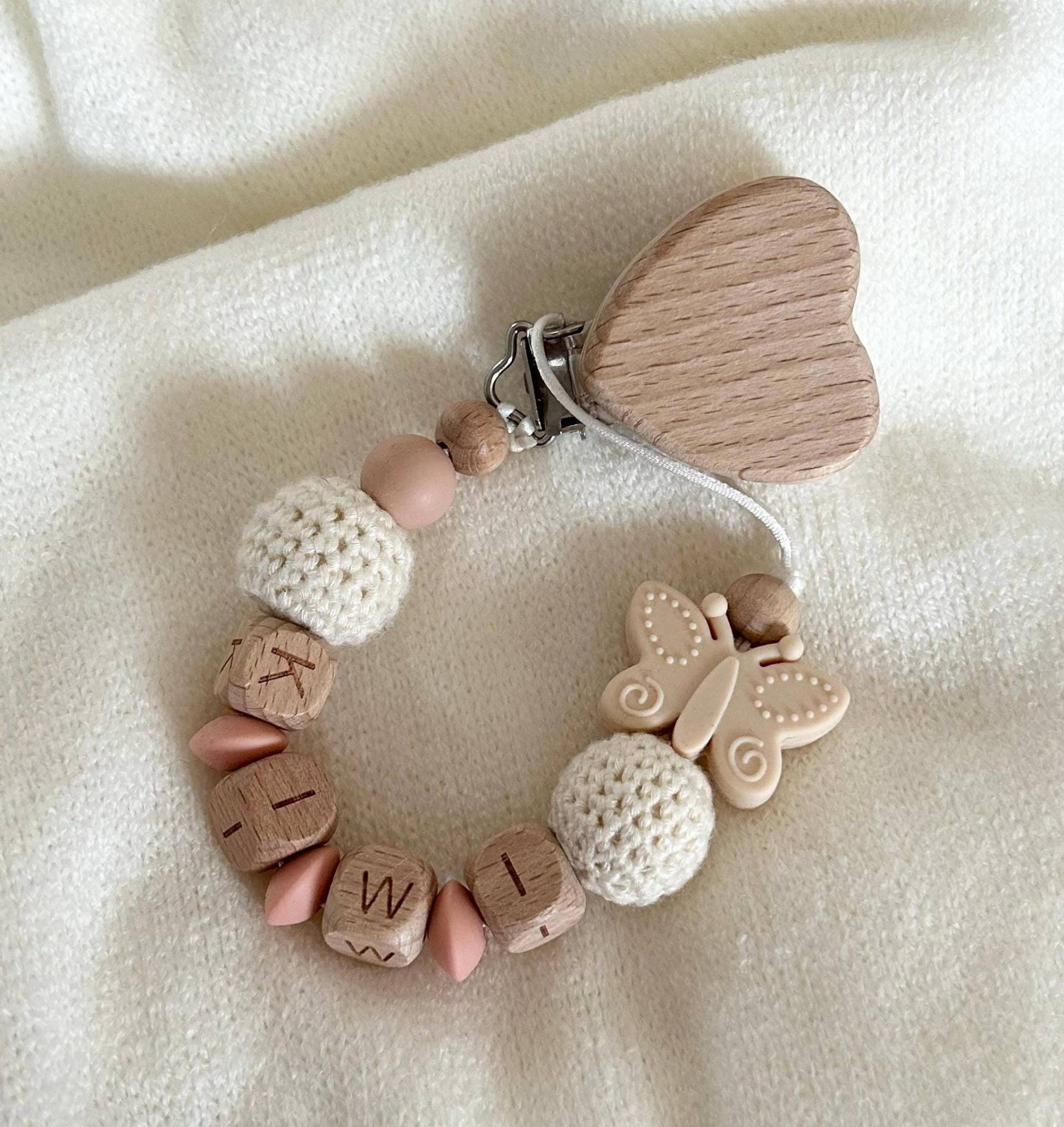 Schnullerkette Mit Namen Schmetterling | Verschiedene Clips Personalisierte Babygeschenke Holz & Silikon, Geschenk Zur Geburt Oder Taufe Schnullerkette Mit Namen Schmetterling | Verschiedene Clips Personalisierte Babygeschenke Holz & Silikon, Geschenk Zur Geburt Oder Taufe von Etsy - PureDesignBabyHerz