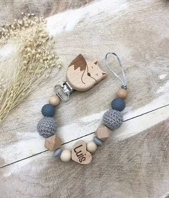 Schnullerkette Personalisiert Graviert Grau Verschiedene Schriftarten von Etsy - PureDesignBabyHerz