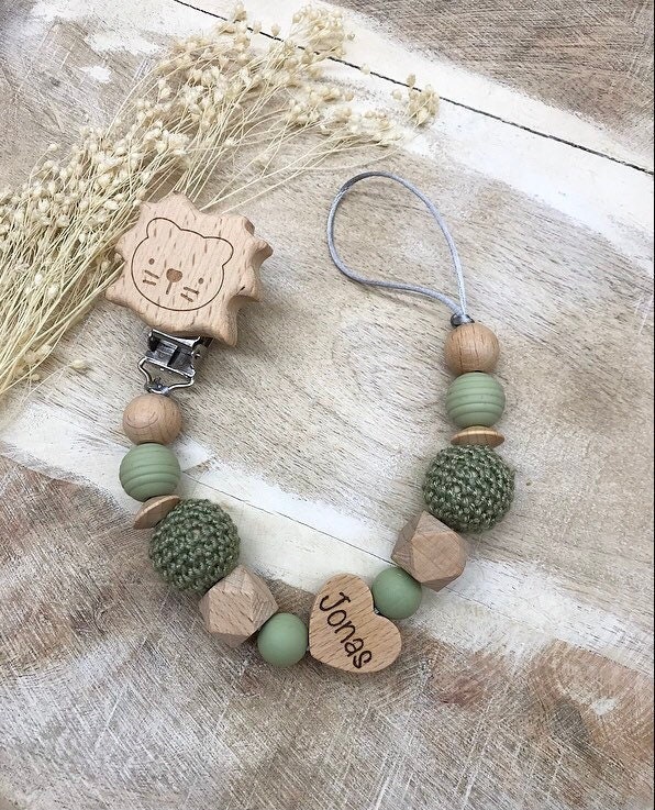 Schnullerkette Personalisiert Graviert Löwe Verschiedene Schriftarten von Etsy - PureDesignBabyHerz