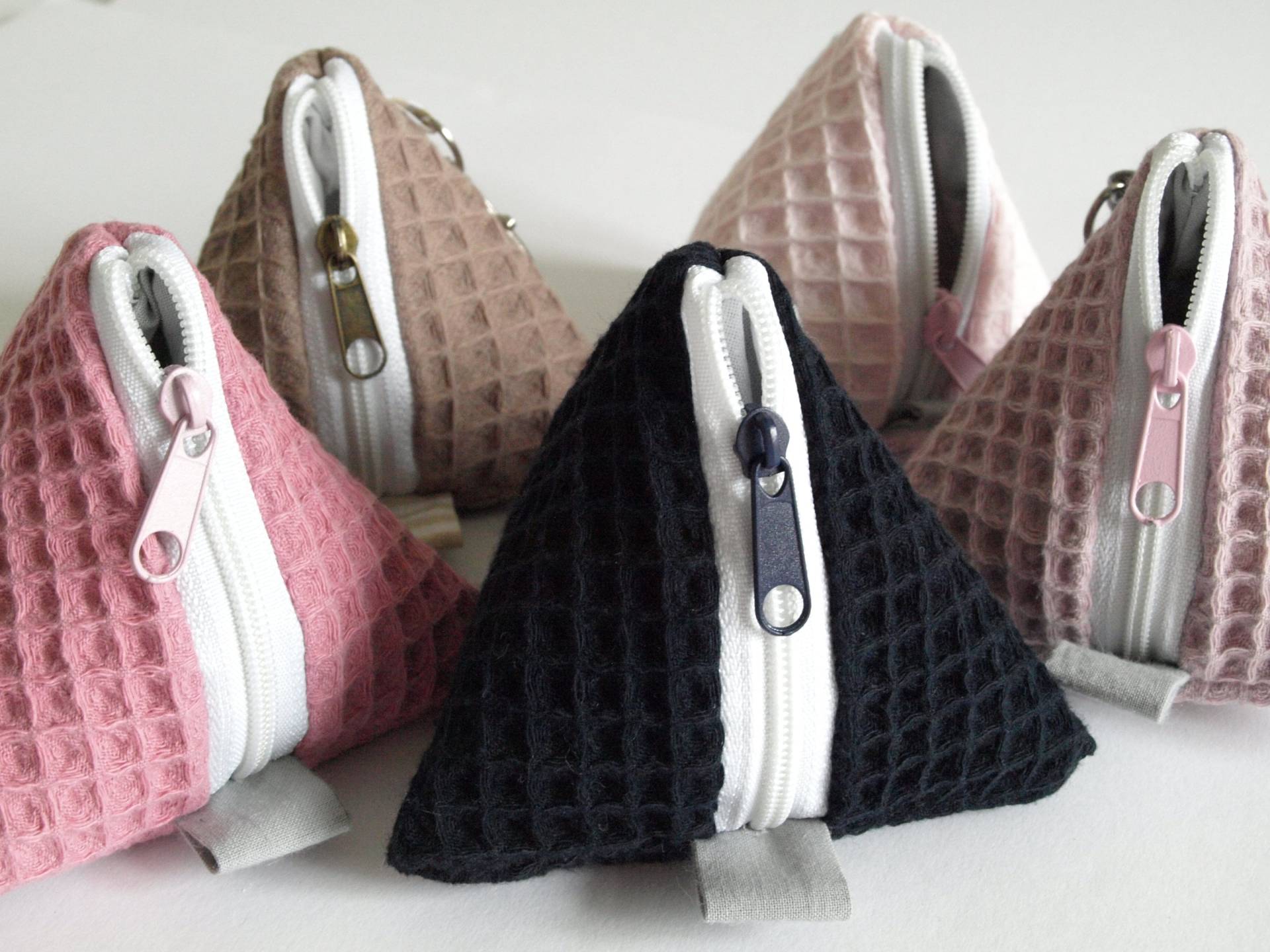 Schnullertasche, Pyramidentasche Mit Karabiner, Auswahl Schnullertasche, Pyramidentasche Mit Karabiner, Auswahl von Etsy - QuiltCottageLove