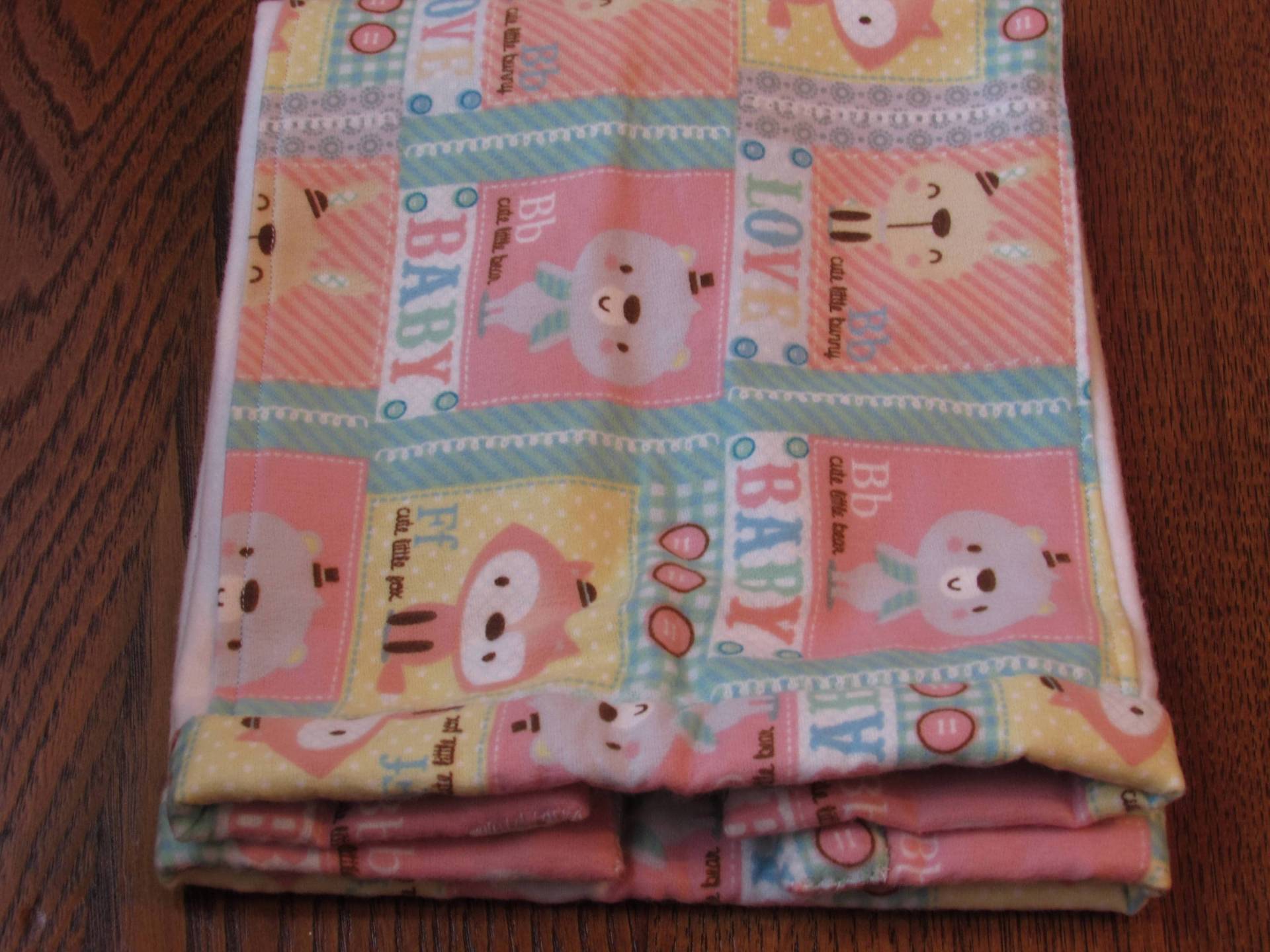 Rosa Und Grün Baby-Tiere Flanell-Material Säugling Spucktuch/Kind Kleine Puppe Decke Rosa Und Grün Baby-Tiere Flanell-Material Säugling Spucktuch/Kind Kleine Puppe Decke von Etsy - RAHcreationsUS