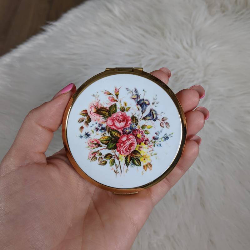 Wunderschöner Stratton Weißer Emaille Puder Kompakt, Bouquet Floral Design, 1970Er Jahre, Rosa, Gelb Und Blau Töne von Etsy - RagAndPop