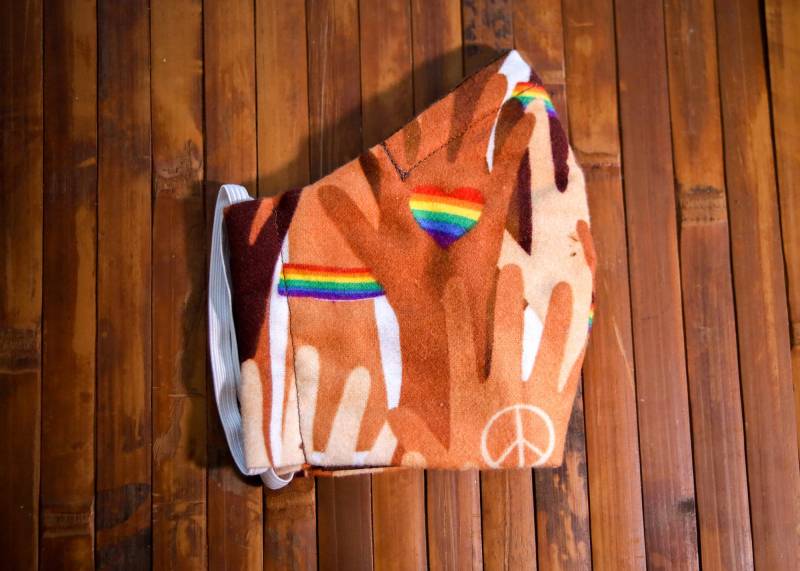 Pride Hands Gesichtsmaske | Lgbtqia+ Queer Love Flanell Baumwolle Staubschutz Ausgestattet Waschbar Wiederverwendbar Handgefertigt Nasendraht von Etsy - Ragavon