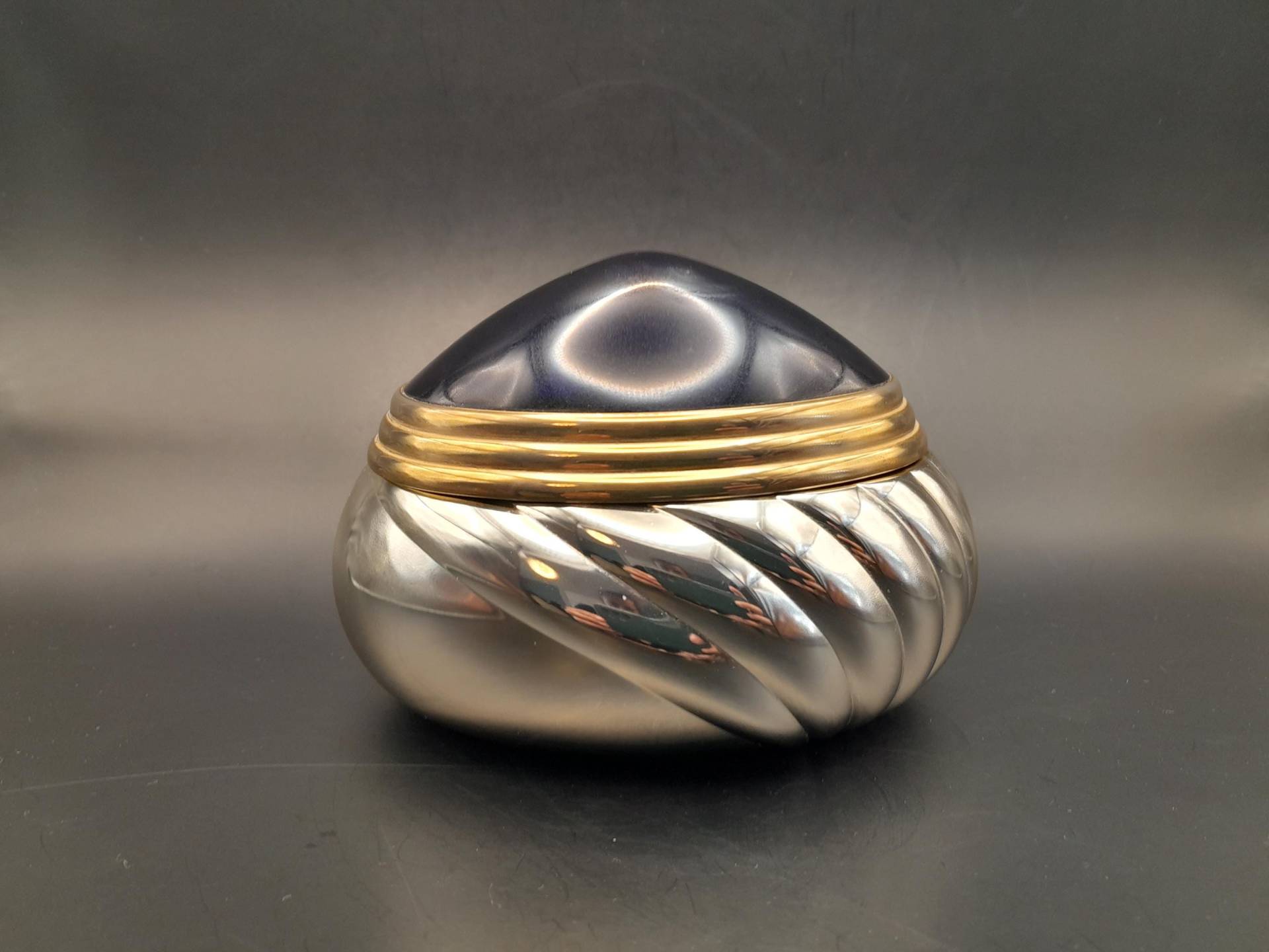 Boucheron - Nachfüllbare Cremedose Aus Metall 200 Ml Vintage-Sammlerstück Den 1990Er Jahren Boucheron - Nachfüllbare Cremedose Aus Metall 200 Ml Vintage-Sammlerstück Den 1990Er Jahren von Etsy - ReginasPerfume