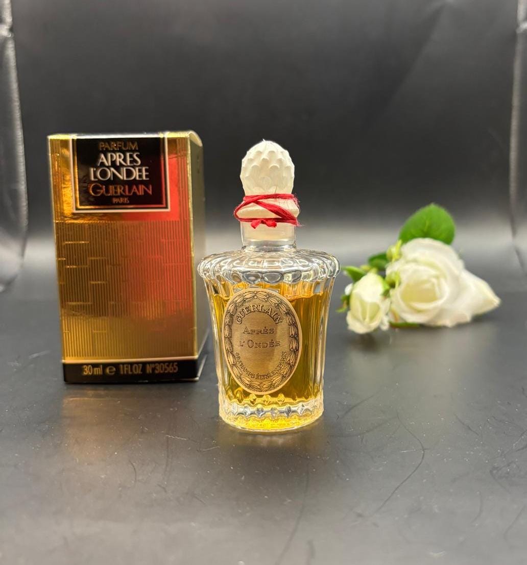 Guerlain Après L'ondée | 1983 - 30 Ml Extrait De Parfum Splash Versiegelt Louis Xvi-Flasche Damenparfüm Guerlain Après L'ondée | 1983 - 30 Ml Extrait De Parfum Splash Versiegelt Louis Xvi-Flasche Damenparfüm von Etsy - ReginasPerfume