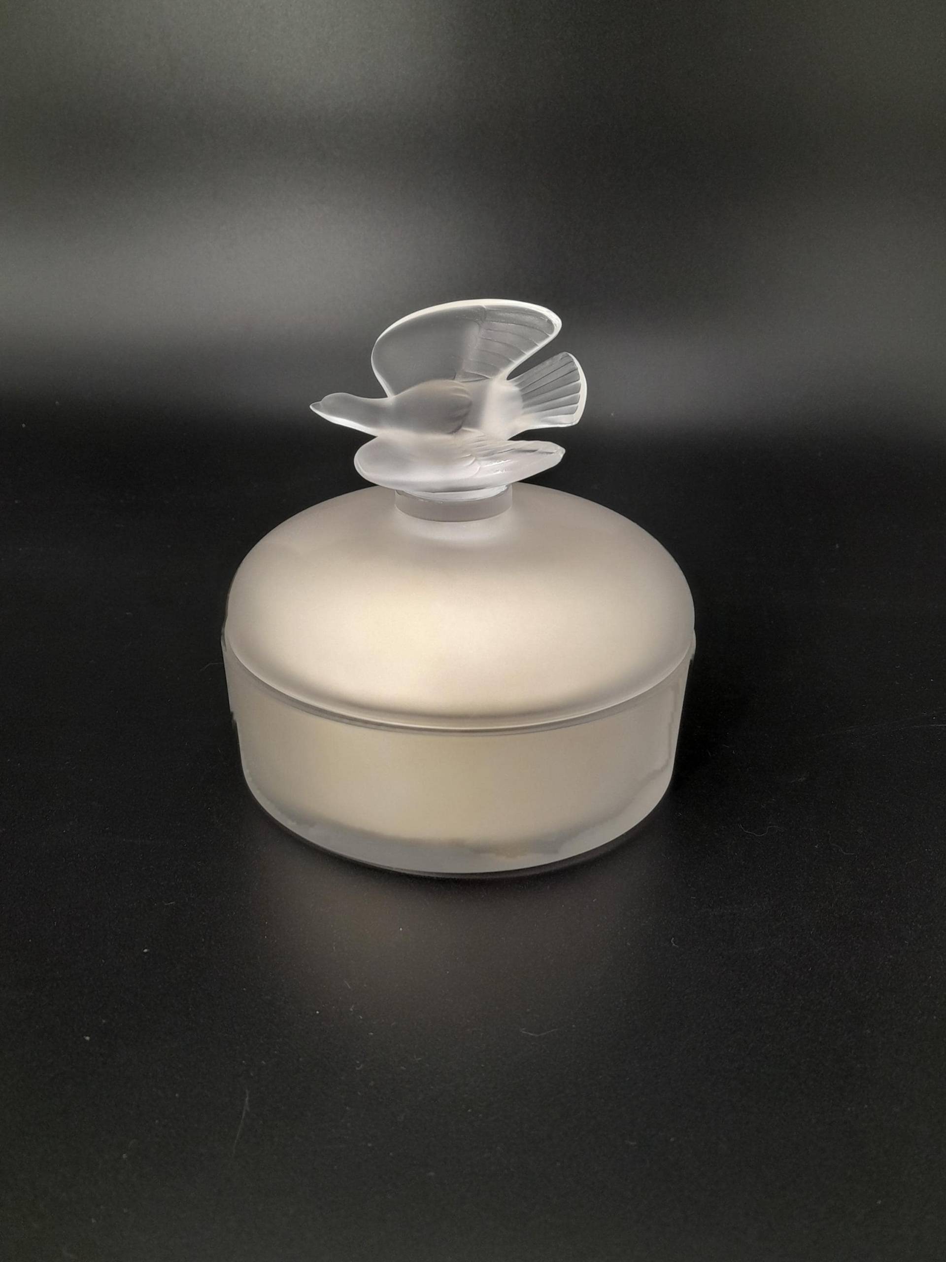 Nina Ricci - L'air Du Temps Puderdose Aus Lalique-Kristall Nummerierte Limitierte Auflage Vintage-Sammlerstück Den 1970Er Jahren Nina Ricci - L'air Du Temps Puderdose Aus Lalique-Kristall Nummerierte Limitierte Auflage Vintage-Sammlerstück Den 1970Er Jahren von Etsy - ReginasPerfume