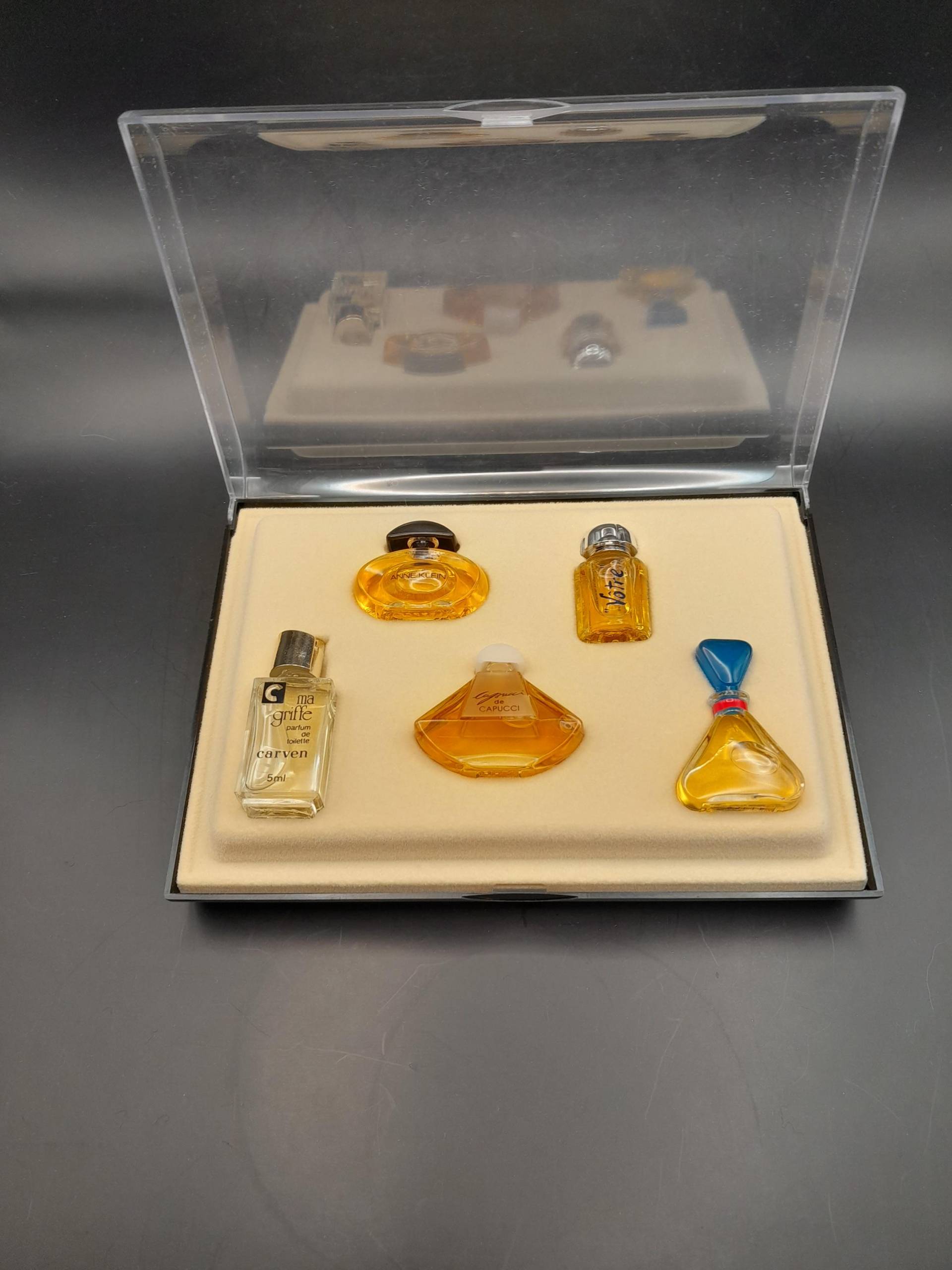 Set Mit 5 Parfümminiaturen - Ma Griffe Von Carven /Capucci /Liz Claiborne /Anne Klein /Votre Charles Jourdan Vintage 1990Er Jahre Set Mit 5 Parfümminiaturen - Ma Griffe Von Carven /Capucci /Liz Claiborne /Anne Klein /Votre Charles Jourdan Vintage 1990Er Jahre von Etsy - ReginasPerfume