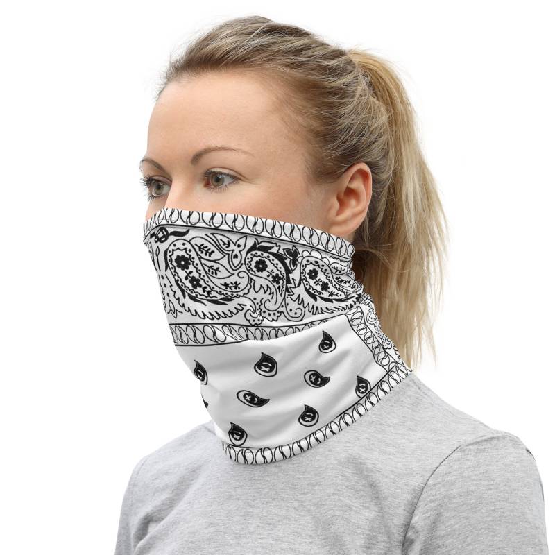 Weißes Paisley Bandana Neck Gaiter - Maschinenwaschbare Gesichtsbedeckung von Etsy - RenegadeStitchCo