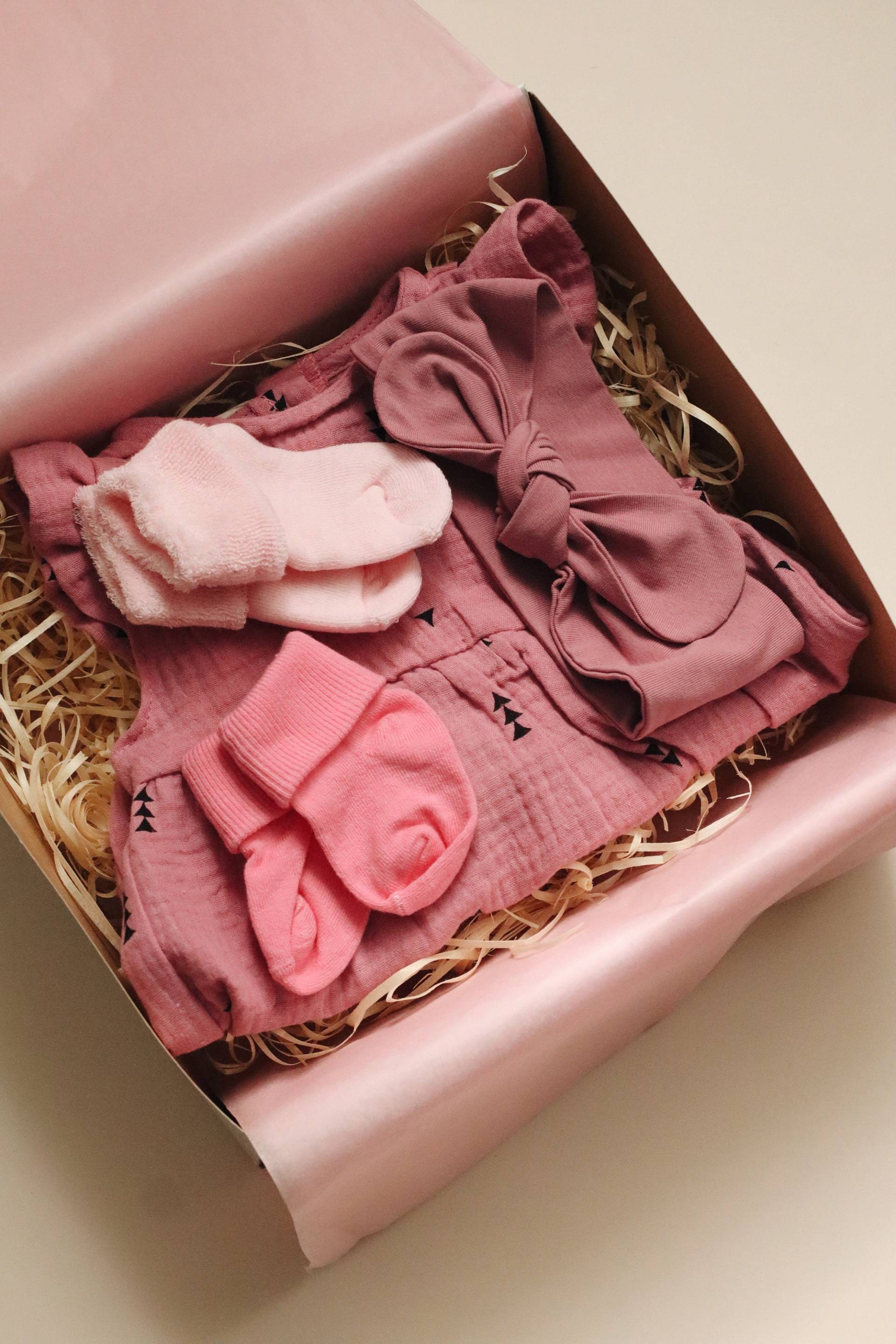 Baby Geschenkbox - Shower Geschenkkorb Geschenkset Rosa Geschenk ~Mädchen Neugeborene Set von Etsy - RipkaStore