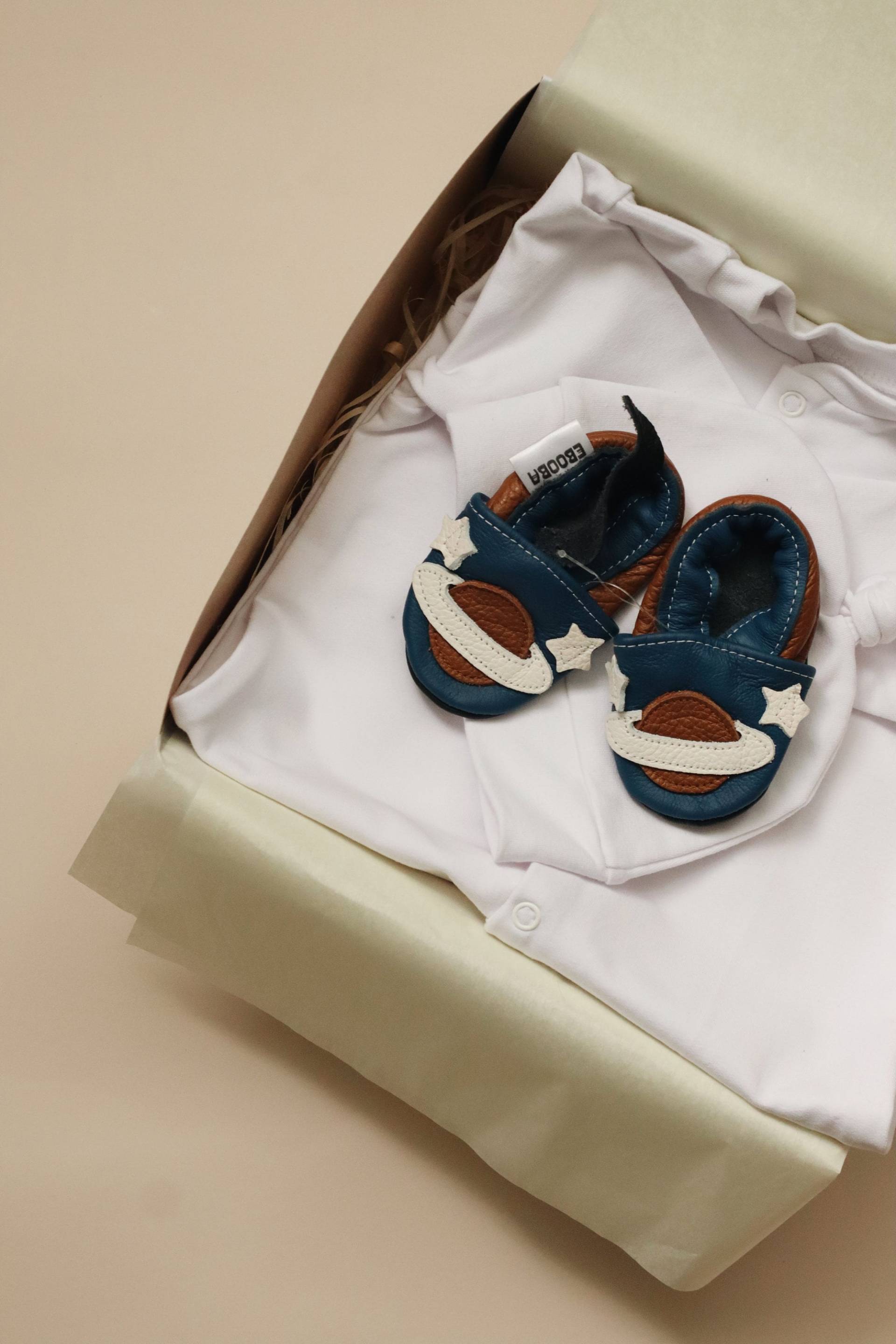 Baby Shower Geschenk - Werdende Mama Geschenkbox Gender Neutral Space Schuhe Unisex Junge Mädchen von Etsy - RipkaStore